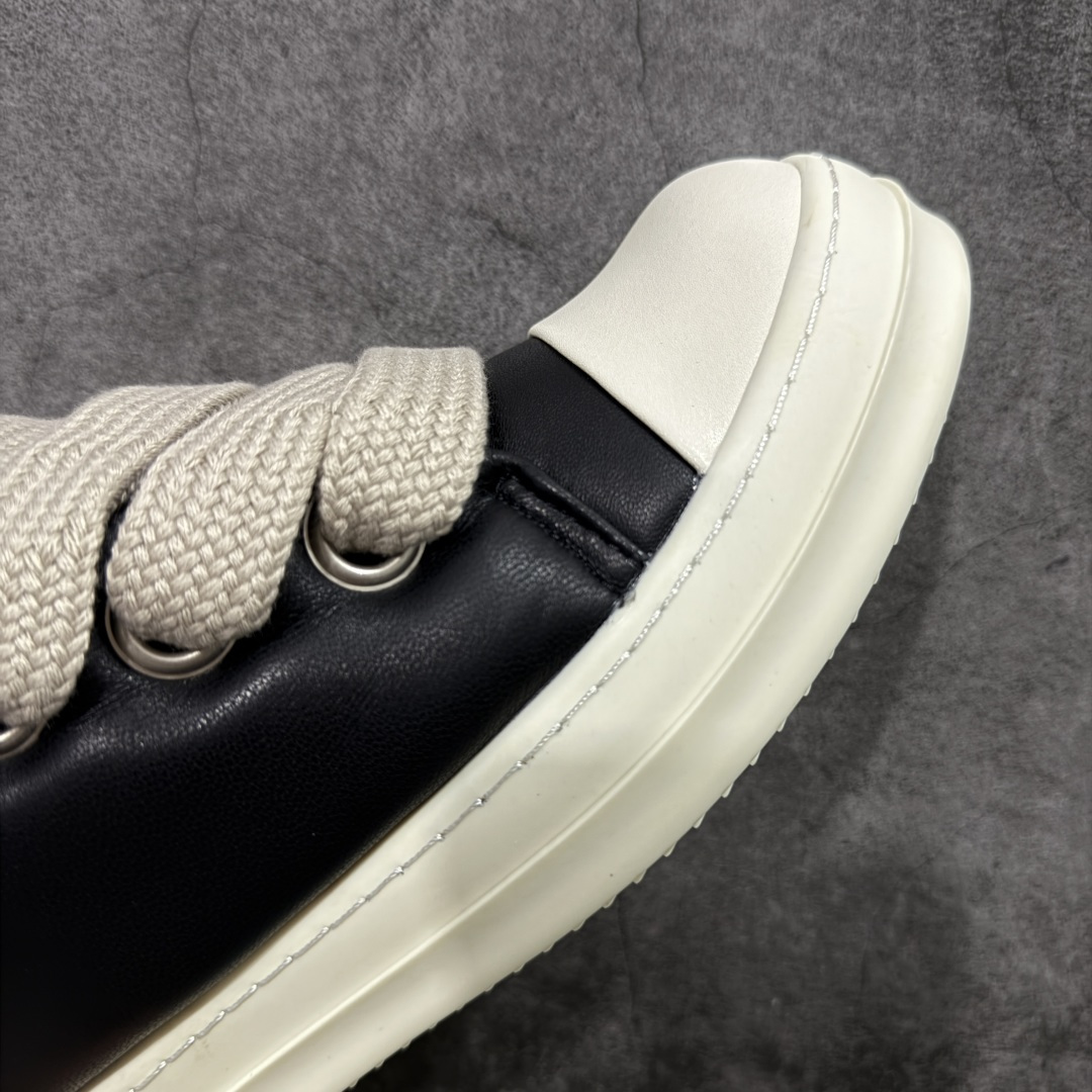 图片[6]-【莞顶渠道】RO欧文斯Rick owens 黑白胖丁 西瓜头款式“皮面粗鞋带面包鞋” 进口原料牛皮莞产超级顶货 新配色陆续上架 产品只会越做越漂亮💯 鞋头采用原版一致工艺 又翘又歪的效果目前这个技术市面上的任何版本都达不到这个效果 私模开发 细节一步到位不敢说百分百💯保证有百分之98还原 慢工出细活 好的产品不怕晚 这次的开发针对艺术家 收藏家 高品质 的人群 水染粒面小牛皮材质，和针车间距都是极致还原！ 顶级头层的小牛皮，质感无敌，奢侈品的触感！ 定制品牌logo的拉链！超大一比一规格礼盒装，重达3斤以上，外加定制欧文斯保护盒！ 配有日文、英文，双语种配件卡片！细节诠释，一件不落。 鞋盒翻盖 三标，正面+底部都一一做到！虽然增加不了实质的成本，但是打磨产品的细节，再微小也会还原！ 尺码：35 36 37 38 39 40 41 42 43 44 45 46-选品中心