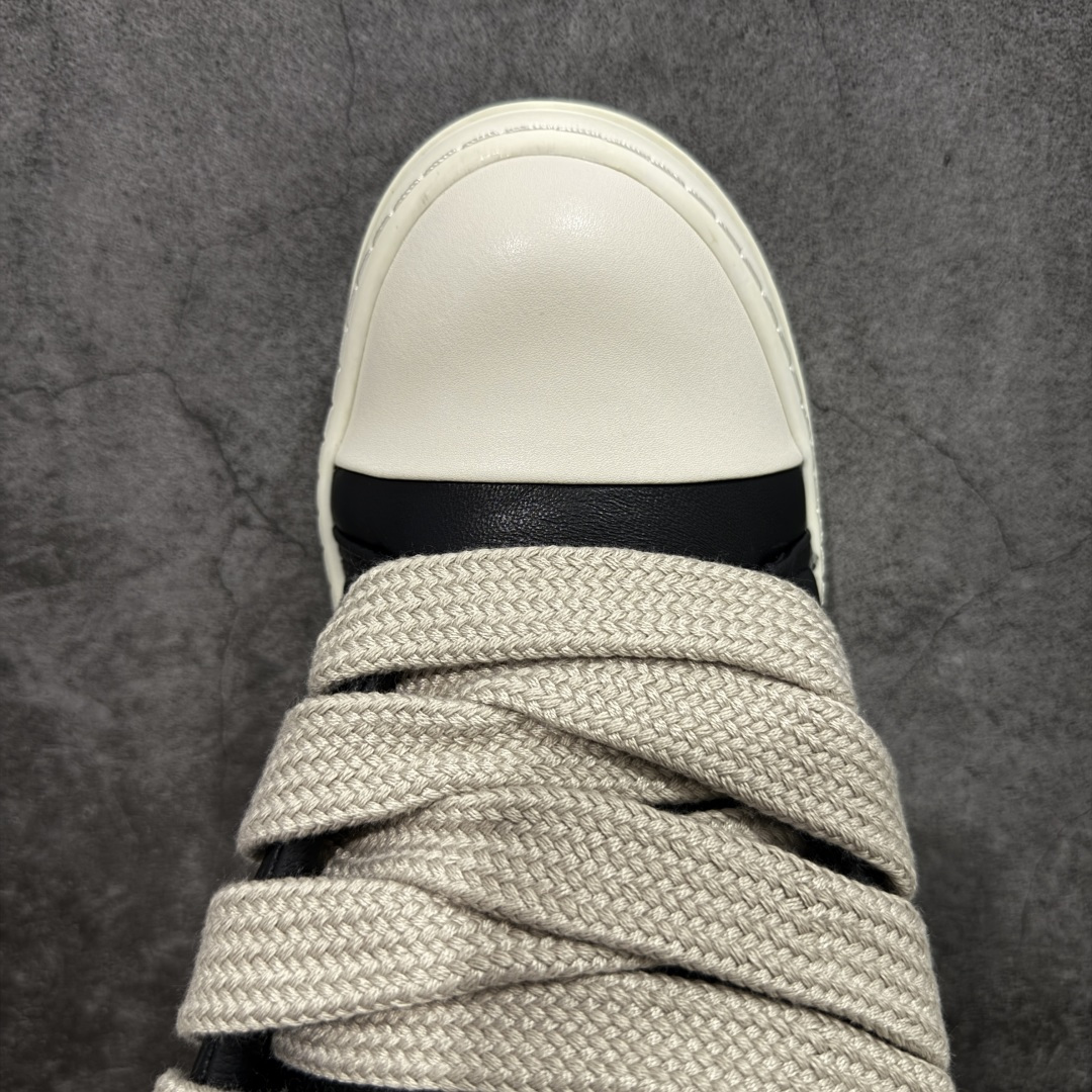 图片[5]-【莞顶渠道】RO欧文斯Rick owens 黑白胖丁 西瓜头款式“皮面粗鞋带面包鞋” 进口原料牛皮莞产超级顶货 新配色陆续上架 产品只会越做越漂亮💯 鞋头采用原版一致工艺 又翘又歪的效果目前这个技术市面上的任何版本都达不到这个效果 私模开发 细节一步到位不敢说百分百💯保证有百分之98还原 慢工出细活 好的产品不怕晚 这次的开发针对艺术家 收藏家 高品质 的人群 水染粒面小牛皮材质，和针车间距都是极致还原！ 顶级头层的小牛皮，质感无敌，奢侈品的触感！ 定制品牌logo的拉链！超大一比一规格礼盒装，重达3斤以上，外加定制欧文斯保护盒！ 配有日文、英文，双语种配件卡片！细节诠释，一件不落。 鞋盒翻盖 三标，正面+底部都一一做到！虽然增加不了实质的成本，但是打磨产品的细节，再微小也会还原！ 尺码：35 36 37 38 39 40 41 42 43 44 45 46-选品中心