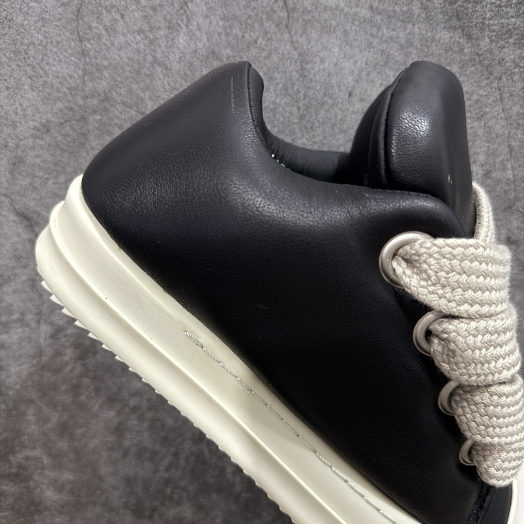 图片[7]-【莞顶渠道】RO欧文斯Rick owens 黑白胖丁 西瓜头款式“皮面粗鞋带面包鞋” 进口原料牛皮莞产超级顶货 新配色陆续上架 产品只会越做越漂亮💯 鞋头采用原版一致工艺 又翘又歪的效果目前这个技术市面上的任何版本都达不到这个效果 私模开发 细节一步到位不敢说百分百💯保证有百分之98还原 慢工出细活 好的产品不怕晚 这次的开发针对艺术家 收藏家 高品质 的人群 水染粒面小牛皮材质，和针车间距都是极致还原！ 顶级头层的小牛皮，质感无敌，奢侈品的触感！ 定制品牌logo的拉链！超大一比一规格礼盒装，重达3斤以上，外加定制欧文斯保护盒！ 配有日文、英文，双语种配件卡片！细节诠释，一件不落。 鞋盒翻盖 三标，正面+底部都一一做到！虽然增加不了实质的成本，但是打磨产品的细节，再微小也会还原！ 尺码：35 36 37 38 39 40 41 42 43 44 45 46-选品中心