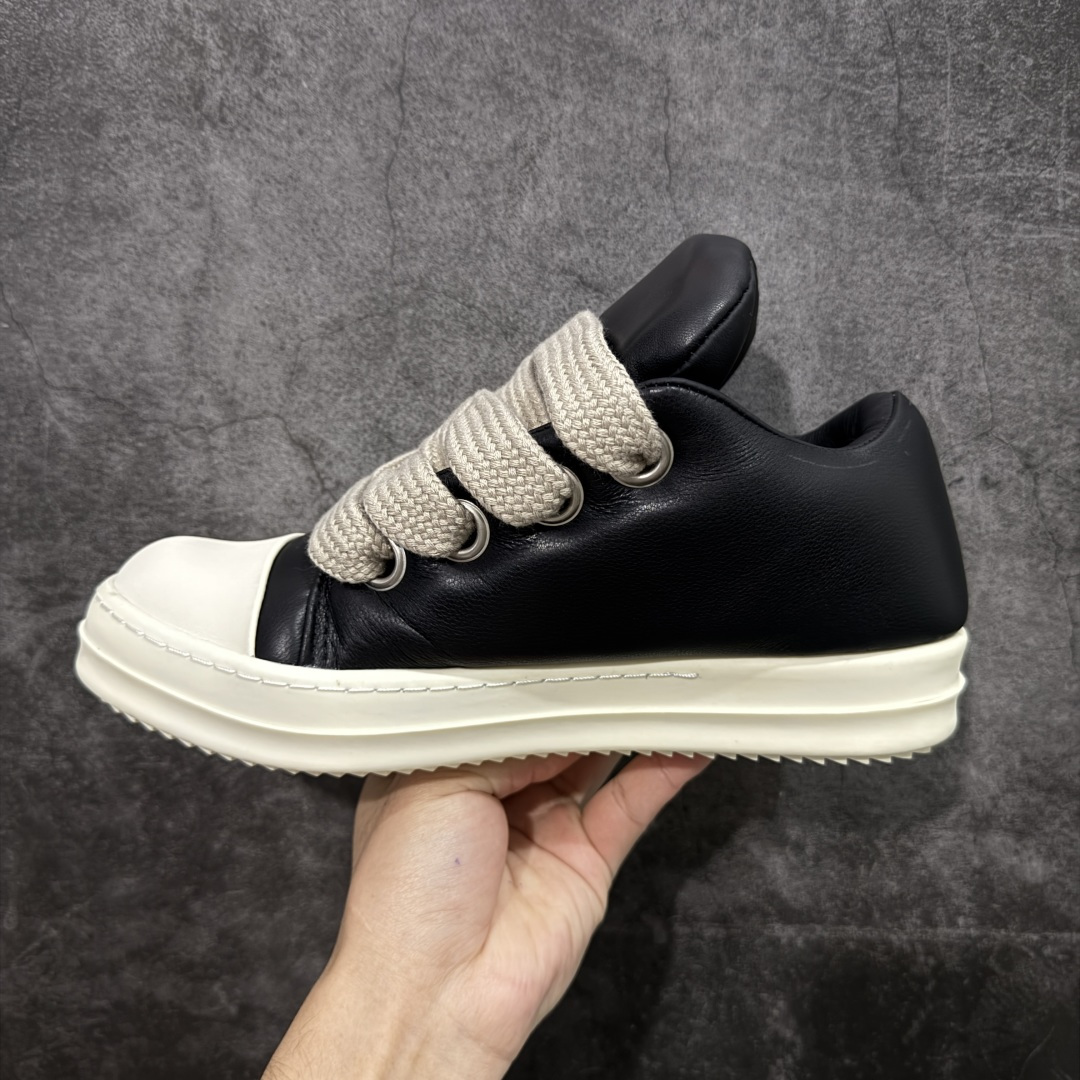 图片[2]-【莞顶渠道】RO欧文斯Rick owens 黑白胖丁 西瓜头款式“皮面粗鞋带面包鞋” 进口原料牛皮莞产超级顶货 新配色陆续上架 产品只会越做越漂亮💯 鞋头采用原版一致工艺 又翘又歪的效果目前这个技术市面上的任何版本都达不到这个效果 私模开发 细节一步到位不敢说百分百💯保证有百分之98还原 慢工出细活 好的产品不怕晚 这次的开发针对艺术家 收藏家 高品质 的人群 水染粒面小牛皮材质，和针车间距都是极致还原！ 顶级头层的小牛皮，质感无敌，奢侈品的触感！ 定制品牌logo的拉链！超大一比一规格礼盒装，重达3斤以上，外加定制欧文斯保护盒！ 配有日文、英文，双语种配件卡片！细节诠释，一件不落。 鞋盒翻盖 三标，正面+底部都一一做到！虽然增加不了实质的成本，但是打磨产品的细节，再微小也会还原！ 尺码：35 36 37 38 39 40 41 42 43 44 45 46-选品中心