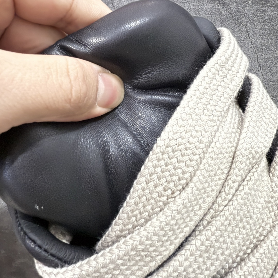 图片[5]-【莞顶渠道】RO欧文斯Rick owens 黑白胖丁 西瓜头款式“皮面粗鞋带面包鞋” 进口原料牛皮莞产超级顶货 新配色陆续上架 产品只会越做越漂亮💯 鞋头采用原版一致工艺 又翘又歪的效果目前这个技术市面上的任何版本都达不到这个效果 私模开发 细节一步到位不敢说百分百💯保证有百分之98还原 慢工出细活 好的产品不怕晚 这次的开发针对艺术家 收藏家 高品质 的人群 水染粒面小牛皮材质，和针车间距都是极致还原！ 顶级头层的小牛皮，质感无敌，奢侈品的触感！ 定制品牌logo的拉链！超大一比一规格礼盒装，重达3斤以上，外加定制欧文斯保护盒！ 配有日文、英文，双语种配件卡片！细节诠释，一件不落。 鞋盒翻盖 三标，正面+底部都一一做到！虽然增加不了实质的成本，但是打磨产品的细节，再微小也会还原！ 尺码：35 36 37 38 39 40 41 42 43 44 45 46-选品中心