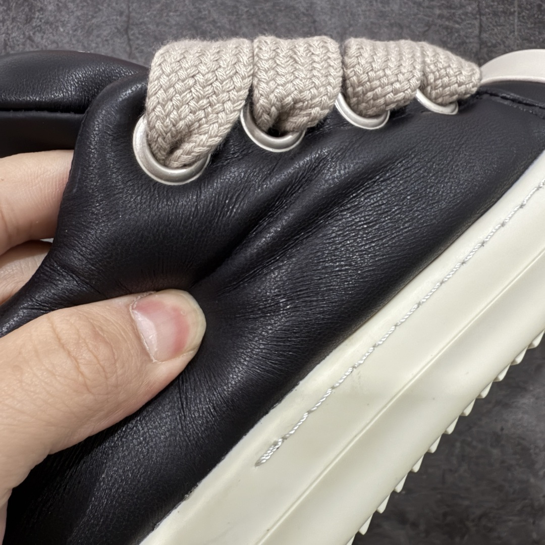 图片[3]-【莞顶渠道】RO欧文斯Rick owens 黑白胖丁 西瓜头款式“皮面粗鞋带面包鞋” 进口原料牛皮莞产超级顶货 新配色陆续上架 产品只会越做越漂亮💯 鞋头采用原版一致工艺 又翘又歪的效果目前这个技术市面上的任何版本都达不到这个效果 私模开发 细节一步到位不敢说百分百💯保证有百分之98还原 慢工出细活 好的产品不怕晚 这次的开发针对艺术家 收藏家 高品质 的人群 水染粒面小牛皮材质，和针车间距都是极致还原！ 顶级头层的小牛皮，质感无敌，奢侈品的触感！ 定制品牌logo的拉链！超大一比一规格礼盒装，重达3斤以上，外加定制欧文斯保护盒！ 配有日文、英文，双语种配件卡片！细节诠释，一件不落。 鞋盒翻盖 三标，正面+底部都一一做到！虽然增加不了实质的成本，但是打磨产品的细节，再微小也会还原！ 尺码：35 36 37 38 39 40 41 42 43 44 45 46-选品中心