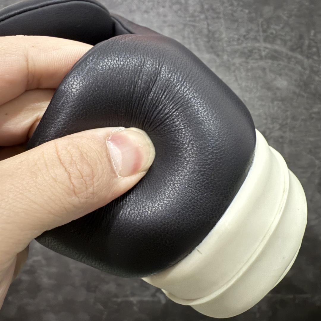 图片[2]-【莞顶渠道】RO欧文斯Rick owens 黑白胖丁 西瓜头款式“皮面粗鞋带面包鞋” 进口原料牛皮莞产超级顶货 新配色陆续上架 产品只会越做越漂亮💯 鞋头采用原版一致工艺 又翘又歪的效果目前这个技术市面上的任何版本都达不到这个效果 私模开发 细节一步到位不敢说百分百💯保证有百分之98还原 慢工出细活 好的产品不怕晚 这次的开发针对艺术家 收藏家 高品质 的人群 水染粒面小牛皮材质，和针车间距都是极致还原！ 顶级头层的小牛皮，质感无敌，奢侈品的触感！ 定制品牌logo的拉链！超大一比一规格礼盒装，重达3斤以上，外加定制欧文斯保护盒！ 配有日文、英文，双语种配件卡片！细节诠释，一件不落。 鞋盒翻盖 三标，正面+底部都一一做到！虽然增加不了实质的成本，但是打磨产品的细节，再微小也会还原！ 尺码：35 36 37 38 39 40 41 42 43 44 45 46-选品中心