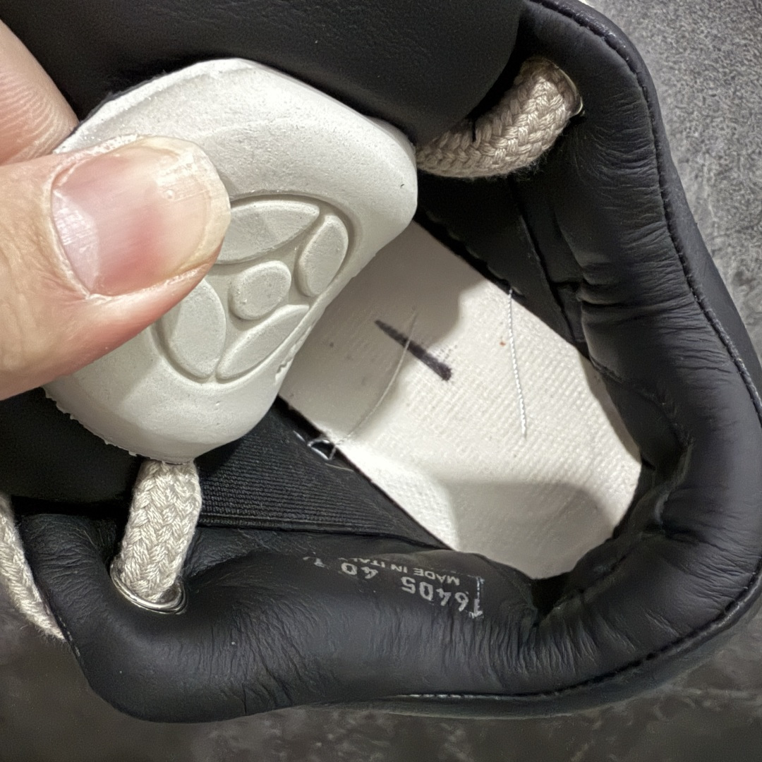 图片[8]-【莞顶渠道】RO欧文斯Rick owens 黑白胖丁 西瓜头款式“皮面粗鞋带面包鞋” 进口原料牛皮莞产超级顶货 新配色陆续上架 产品只会越做越漂亮💯 鞋头采用原版一致工艺 又翘又歪的效果目前这个技术市面上的任何版本都达不到这个效果 私模开发 细节一步到位不敢说百分百💯保证有百分之98还原 慢工出细活 好的产品不怕晚 这次的开发针对艺术家 收藏家 高品质 的人群 水染粒面小牛皮材质，和针车间距都是极致还原！ 顶级头层的小牛皮，质感无敌，奢侈品的触感！ 定制品牌logo的拉链！超大一比一规格礼盒装，重达3斤以上，外加定制欧文斯保护盒！ 配有日文、英文，双语种配件卡片！细节诠释，一件不落。 鞋盒翻盖 三标，正面+底部都一一做到！虽然增加不了实质的成本，但是打磨产品的细节，再微小也会还原！ 尺码：35 36 37 38 39 40 41 42 43 44 45 46-选品中心