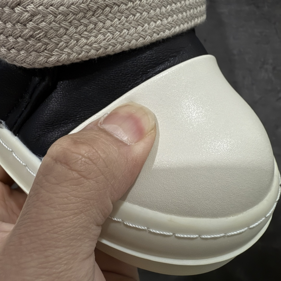 图片[4]-【莞顶渠道】RO欧文斯Rick owens 黑白胖丁 西瓜头款式“皮面粗鞋带面包鞋” 进口原料牛皮莞产超级顶货 新配色陆续上架 产品只会越做越漂亮💯 鞋头采用原版一致工艺 又翘又歪的效果目前这个技术市面上的任何版本都达不到这个效果 私模开发 细节一步到位不敢说百分百💯保证有百分之98还原 慢工出细活 好的产品不怕晚 这次的开发针对艺术家 收藏家 高品质 的人群 水染粒面小牛皮材质，和针车间距都是极致还原！ 顶级头层的小牛皮，质感无敌，奢侈品的触感！ 定制品牌logo的拉链！超大一比一规格礼盒装，重达3斤以上，外加定制欧文斯保护盒！ 配有日文、英文，双语种配件卡片！细节诠释，一件不落。 鞋盒翻盖 三标，正面+底部都一一做到！虽然增加不了实质的成本，但是打磨产品的细节，再微小也会还原！ 尺码：35 36 37 38 39 40 41 42 43 44 45 46-选品中心