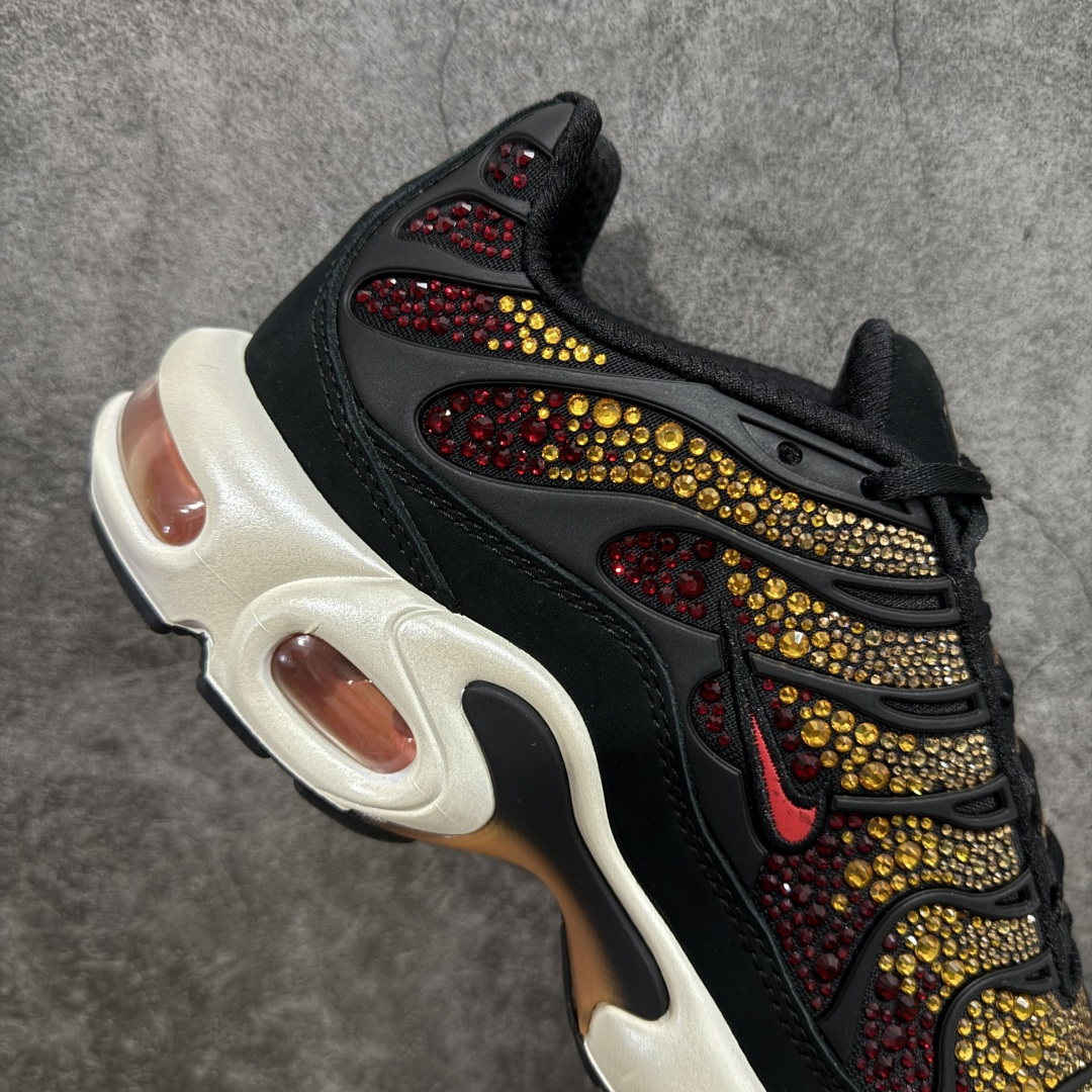 图片[7]-【Max纯原版】Swarovski/施华洛世奇 x Nike Air Max Plus 黑黄 TN气垫系列跑鞋 Swarovski x Air Max Plus施华洛世奇与Nike携手推出2款Air Max Plus联名配色，以黑色皮革打造\’Moonlight\’配色，标志性波浪叠层采用施华洛世奇水晶。鞋侧饰有一枚镶嵌水晶的大面积迷你 Swoosh，后跟配有 Tn Air 徽章 全新一比一高端版本 真正的市场T1品质 更多配色陆续出货 真正的用心研发 一点一点抠出来的 品质 品控细节 随便闭眼对比市场任何版本 全套原纸板楦头开发 完美呈现版型 工艺流程均与原鞋保持一致 Turned Air 中底缓震技术 鞋面弧度与大底弧度一致 鞋头正确TPU材质 鞋面高频TPU材质1.0厚度 原鞋一致层次感 超越公司货的品控标准 多道QC质检 货号：FZ9042-001 尺码：36 36.5 37.5 38 38.5 39 40 40.5 41 42 42.5 43 44 44.5 45 46-选品中心