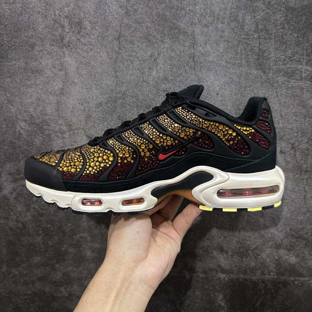 图片[2]-【Max纯原版】Swarovski/施华洛世奇 x Nike Air Max Plus 黑黄 TN气垫系列跑鞋 Swarovski x Air Max Plus施华洛世奇与Nike携手推出2款Air Max Plus联名配色，以黑色皮革打造\’Moonlight\’配色，标志性波浪叠层采用施华洛世奇水晶。鞋侧饰有一枚镶嵌水晶的大面积迷你 Swoosh，后跟配有 Tn Air 徽章 全新一比一高端版本 真正的市场T1品质 更多配色陆续出货 真正的用心研发 一点一点抠出来的 品质 品控细节 随便闭眼对比市场任何版本 全套原纸板楦头开发 完美呈现版型 工艺流程均与原鞋保持一致 Turned Air 中底缓震技术 鞋面弧度与大底弧度一致 鞋头正确TPU材质 鞋面高频TPU材质1.0厚度 原鞋一致层次感 超越公司货的品控标准 多道QC质检 货号：FZ9042-001 尺码：36 36.5 37.5 38 38.5 39 40 40.5 41 42 42.5 43 44 44.5 45 46-选品中心