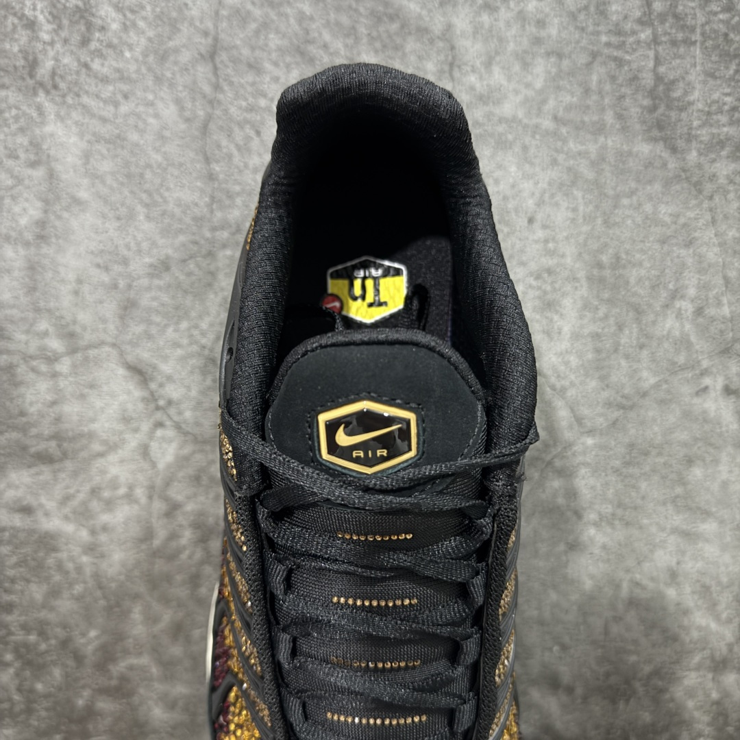 图片[8]-【Max纯原版】Swarovski/施华洛世奇 x Nike Air Max Plus 黑黄 TN气垫系列跑鞋 Swarovski x Air Max Plus施华洛世奇与Nike携手推出2款Air Max Plus联名配色，以黑色皮革打造\’Moonlight\’配色，标志性波浪叠层采用施华洛世奇水晶。鞋侧饰有一枚镶嵌水晶的大面积迷你 Swoosh，后跟配有 Tn Air 徽章 全新一比一高端版本 真正的市场T1品质 更多配色陆续出货 真正的用心研发 一点一点抠出来的 品质 品控细节 随便闭眼对比市场任何版本 全套原纸板楦头开发 完美呈现版型 工艺流程均与原鞋保持一致 Turned Air 中底缓震技术 鞋面弧度与大底弧度一致 鞋头正确TPU材质 鞋面高频TPU材质1.0厚度 原鞋一致层次感 超越公司货的品控标准 多道QC质检 货号：FZ9042-001 尺码：36 36.5 37.5 38 38.5 39 40 40.5 41 42 42.5 43 44 44.5 45 46-选品中心