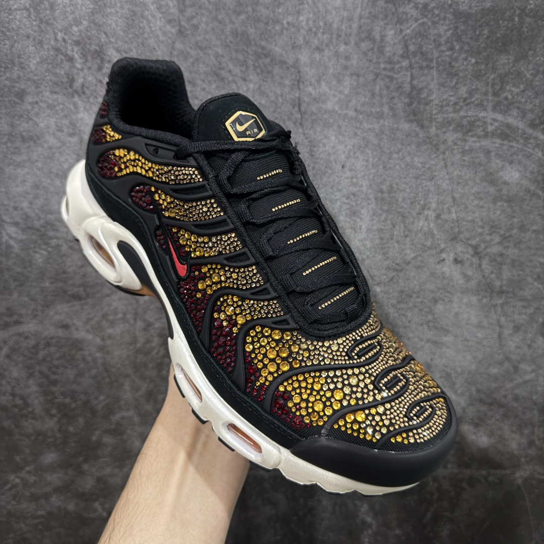 图片[3]-【Max纯原版】Swarovski/施华洛世奇 x Nike Air Max Plus 黑黄 TN气垫系列跑鞋 Swarovski x Air Max Plus施华洛世奇与Nike携手推出2款Air Max Plus联名配色，以黑色皮革打造\’Moonlight\’配色，标志性波浪叠层采用施华洛世奇水晶。鞋侧饰有一枚镶嵌水晶的大面积迷你 Swoosh，后跟配有 Tn Air 徽章 全新一比一高端版本 真正的市场T1品质 更多配色陆续出货 真正的用心研发 一点一点抠出来的 品质 品控细节 随便闭眼对比市场任何版本 全套原纸板楦头开发 完美呈现版型 工艺流程均与原鞋保持一致 Turned Air 中底缓震技术 鞋面弧度与大底弧度一致 鞋头正确TPU材质 鞋面高频TPU材质1.0厚度 原鞋一致层次感 超越公司货的品控标准 多道QC质检 货号：FZ9042-001 尺码：36 36.5 37.5 38 38.5 39 40 40.5 41 42 42.5 43 44 44.5 45 46-选品中心