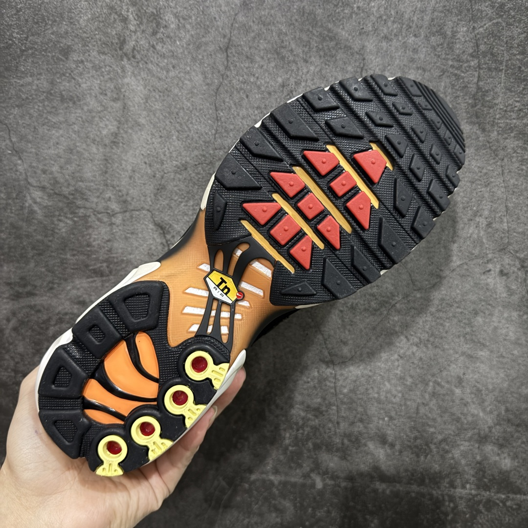 图片[9]-【Max纯原版】Swarovski/施华洛世奇 x Nike Air Max Plus 黑黄 TN气垫系列跑鞋 Swarovski x Air Max Plus施华洛世奇与Nike携手推出2款Air Max Plus联名配色，以黑色皮革打造\’Moonlight\’配色，标志性波浪叠层采用施华洛世奇水晶。鞋侧饰有一枚镶嵌水晶的大面积迷你 Swoosh，后跟配有 Tn Air 徽章 全新一比一高端版本 真正的市场T1品质 更多配色陆续出货 真正的用心研发 一点一点抠出来的 品质 品控细节 随便闭眼对比市场任何版本 全套原纸板楦头开发 完美呈现版型 工艺流程均与原鞋保持一致 Turned Air 中底缓震技术 鞋面弧度与大底弧度一致 鞋头正确TPU材质 鞋面高频TPU材质1.0厚度 原鞋一致层次感 超越公司货的品控标准 多道QC质检 货号：FZ9042-001 尺码：36 36.5 37.5 38 38.5 39 40 40.5 41 42 42.5 43 44 44.5 45 46-选品中心