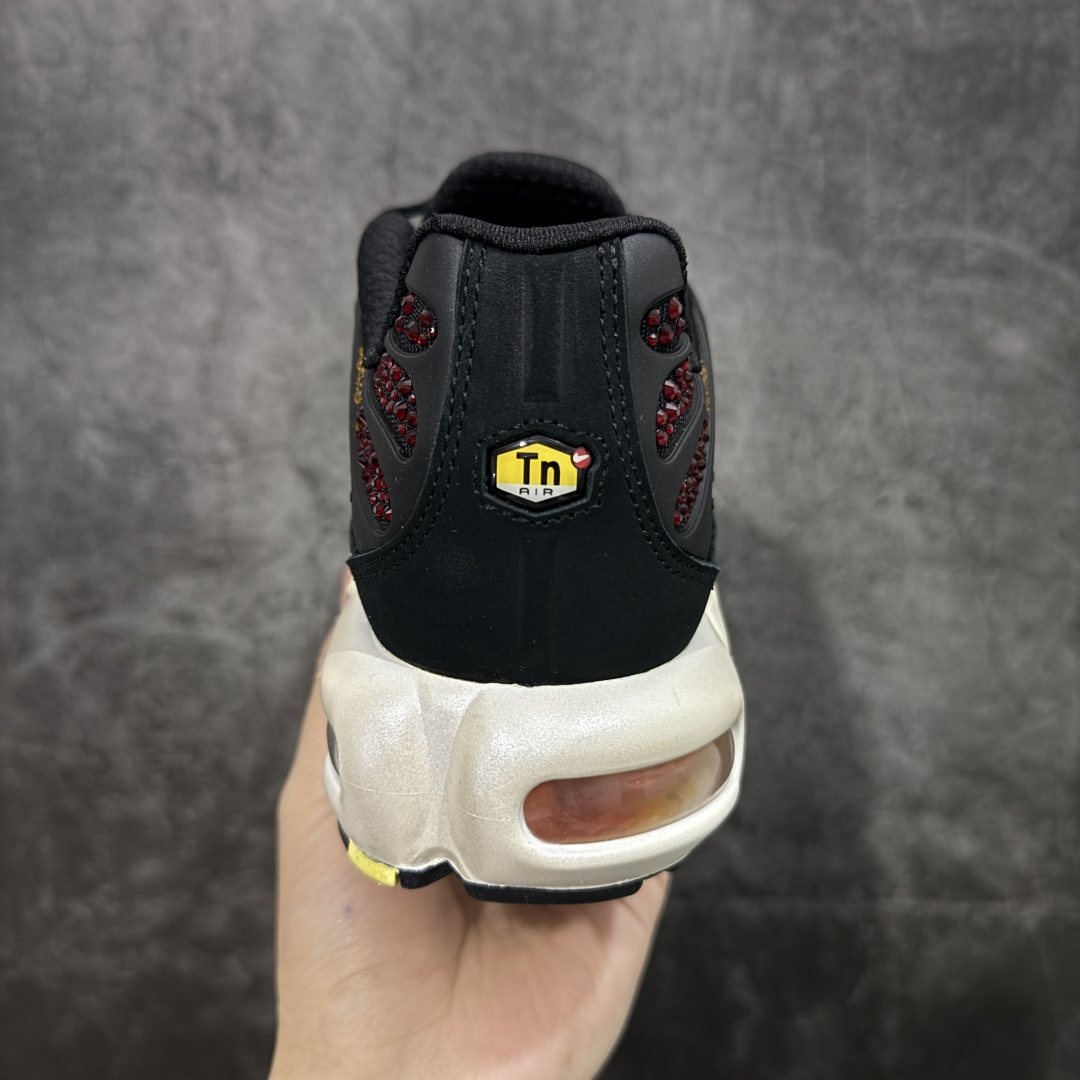 图片[4]-【Max纯原版】Swarovski/施华洛世奇 x Nike Air Max Plus 黑黄 TN气垫系列跑鞋 Swarovski x Air Max Plus施华洛世奇与Nike携手推出2款Air Max Plus联名配色，以黑色皮革打造\’Moonlight\’配色，标志性波浪叠层采用施华洛世奇水晶。鞋侧饰有一枚镶嵌水晶的大面积迷你 Swoosh，后跟配有 Tn Air 徽章 全新一比一高端版本 真正的市场T1品质 更多配色陆续出货 真正的用心研发 一点一点抠出来的 品质 品控细节 随便闭眼对比市场任何版本 全套原纸板楦头开发 完美呈现版型 工艺流程均与原鞋保持一致 Turned Air 中底缓震技术 鞋面弧度与大底弧度一致 鞋头正确TPU材质 鞋面高频TPU材质1.0厚度 原鞋一致层次感 超越公司货的品控标准 多道QC质检 货号：FZ9042-001 尺码：36 36.5 37.5 38 38.5 39 40 40.5 41 42 42.5 43 44 44.5 45 46-选品中心