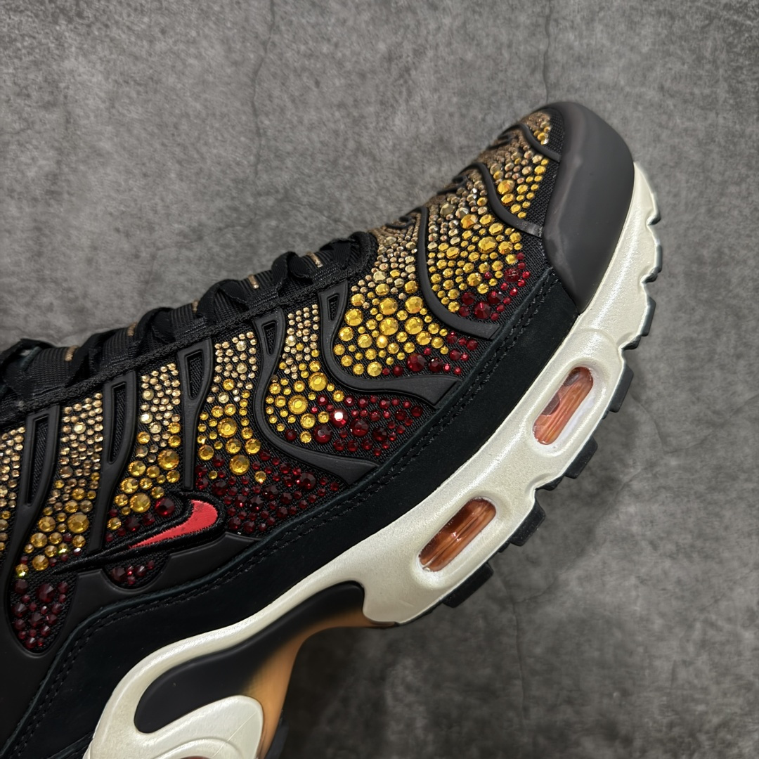 图片[6]-【Max纯原版】Swarovski/施华洛世奇 x Nike Air Max Plus 黑黄 TN气垫系列跑鞋 Swarovski x Air Max Plus施华洛世奇与Nike携手推出2款Air Max Plus联名配色，以黑色皮革打造\’Moonlight\’配色，标志性波浪叠层采用施华洛世奇水晶。鞋侧饰有一枚镶嵌水晶的大面积迷你 Swoosh，后跟配有 Tn Air 徽章 全新一比一高端版本 真正的市场T1品质 更多配色陆续出货 真正的用心研发 一点一点抠出来的 品质 品控细节 随便闭眼对比市场任何版本 全套原纸板楦头开发 完美呈现版型 工艺流程均与原鞋保持一致 Turned Air 中底缓震技术 鞋面弧度与大底弧度一致 鞋头正确TPU材质 鞋面高频TPU材质1.0厚度 原鞋一致层次感 超越公司货的品控标准 多道QC质检 货号：FZ9042-001 尺码：36 36.5 37.5 38 38.5 39 40 40.5 41 42 42.5 43 44 44.5 45 46-选品中心