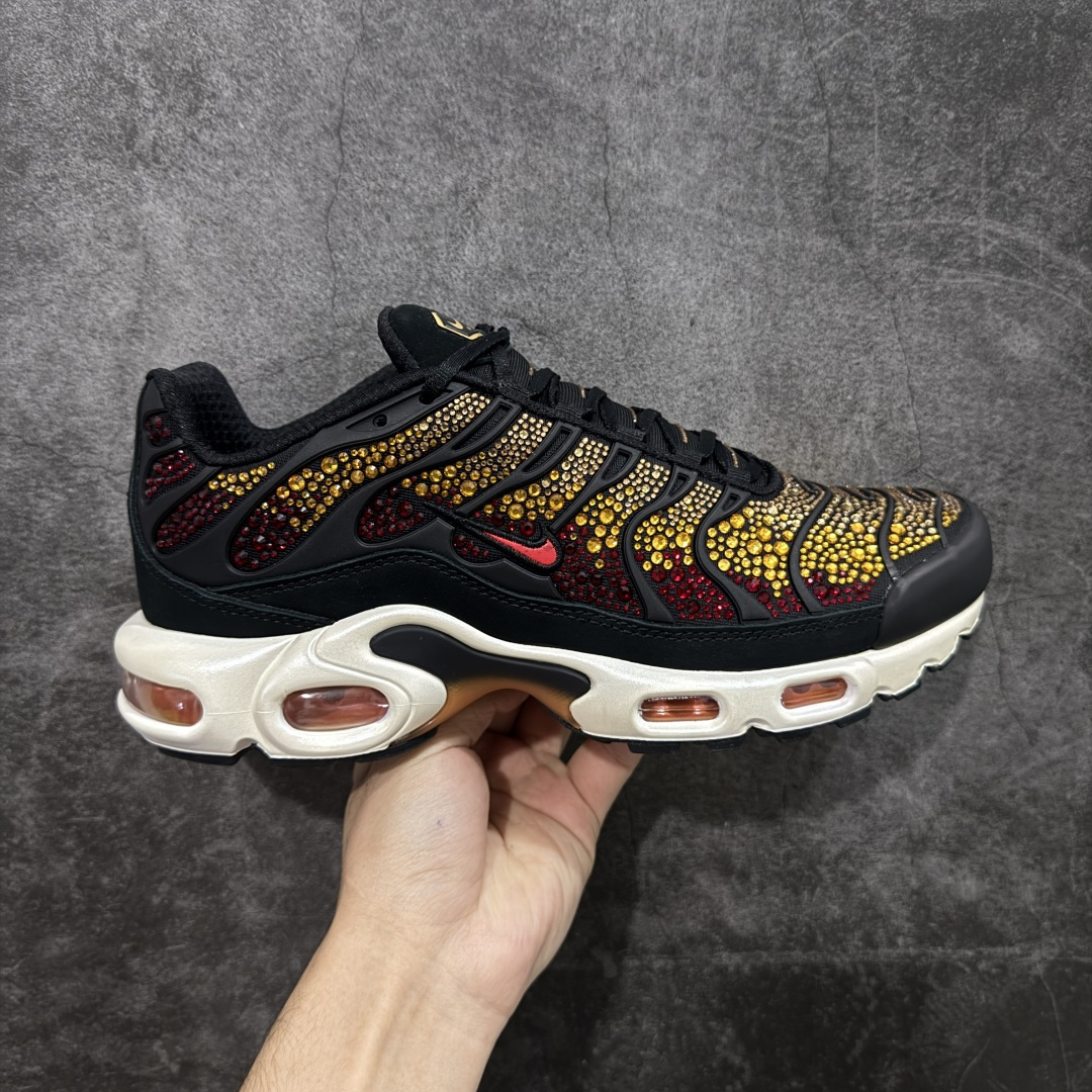 【Max纯原版】Swarovski/施华洛世奇 x Nike Air Max Plus 黑黄 TN气垫系列跑鞋 Swarovski x Air Max Plus施华洛世奇与Nike携手推出2款Air Max Plus联名配色,以黑色皮革打造\'Moonlight\'配色,标志性波浪叠层采用施华洛世奇水晶。鞋侧饰有一枚镶嵌水晶的大面积迷你 Swoosh,后跟配有 Tn Air 徽章 全新一比一高端版本 真正的市场T1品质 更多配色陆续出货 真正的用心研发 一点一点抠出来的 品质 品控细节 随便闭眼对比市场任何版本 全套原纸板楦头开发 完美呈现版型 工艺流程均与原鞋保持一致 Turned Air 中底缓震技术 鞋面弧度与大底弧度一致 鞋头正确TPU材质 鞋面高频TPU材质1.0厚度 原鞋一致层次感 超越公司货的品控标准 多道QC质检 货号:FZ9042-001 尺码:36 36.5 37.5 38 38.5 39 40 40.5 41 42 42.5 43 44 44.5 45 46-选品中心