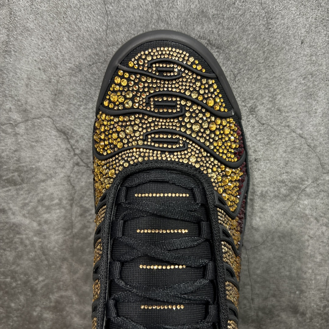 图片[5]-【Max纯原版】Swarovski/施华洛世奇 x Nike Air Max Plus 黑黄 TN气垫系列跑鞋 Swarovski x Air Max Plus施华洛世奇与Nike携手推出2款Air Max Plus联名配色，以黑色皮革打造\’Moonlight\’配色，标志性波浪叠层采用施华洛世奇水晶。鞋侧饰有一枚镶嵌水晶的大面积迷你 Swoosh，后跟配有 Tn Air 徽章 全新一比一高端版本 真正的市场T1品质 更多配色陆续出货 真正的用心研发 一点一点抠出来的 品质 品控细节 随便闭眼对比市场任何版本 全套原纸板楦头开发 完美呈现版型 工艺流程均与原鞋保持一致 Turned Air 中底缓震技术 鞋面弧度与大底弧度一致 鞋头正确TPU材质 鞋面高频TPU材质1.0厚度 原鞋一致层次感 超越公司货的品控标准 多道QC质检 货号：FZ9042-001 尺码：36 36.5 37.5 38 38.5 39 40 40.5 41 42 42.5 43 44 44.5 45 46-选品中心