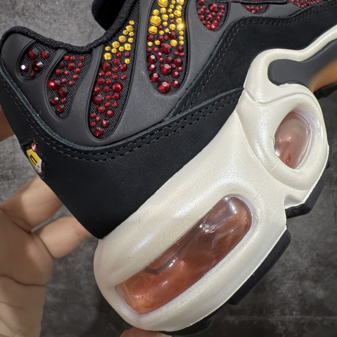 图片[3]-【Max纯原版】Swarovski/施华洛世奇 x Nike Air Max Plus 黑黄 TN气垫系列跑鞋 Swarovski x Air Max Plus施华洛世奇与Nike携手推出2款Air Max Plus联名配色，以黑色皮革打造\’Moonlight\’配色，标志性波浪叠层采用施华洛世奇水晶。鞋侧饰有一枚镶嵌水晶的大面积迷你 Swoosh，后跟配有 Tn Air 徽章 全新一比一高端版本 真正的市场T1品质 更多配色陆续出货 真正的用心研发 一点一点抠出来的 品质 品控细节 随便闭眼对比市场任何版本 全套原纸板楦头开发 完美呈现版型 工艺流程均与原鞋保持一致 Turned Air 中底缓震技术 鞋面弧度与大底弧度一致 鞋头正确TPU材质 鞋面高频TPU材质1.0厚度 原鞋一致层次感 超越公司货的品控标准 多道QC质检 货号：FZ9042-001 尺码：36 36.5 37.5 38 38.5 39 40 40.5 41 42 42.5 43 44 44.5 45 46-选品中心