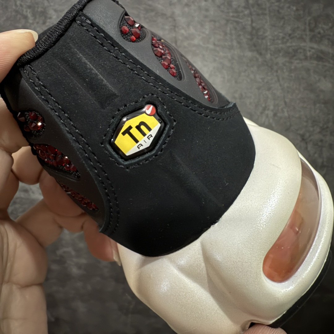 图片[2]-【Max纯原版】Swarovski/施华洛世奇 x Nike Air Max Plus 黑黄 TN气垫系列跑鞋 Swarovski x Air Max Plus施华洛世奇与Nike携手推出2款Air Max Plus联名配色，以黑色皮革打造\’Moonlight\’配色，标志性波浪叠层采用施华洛世奇水晶。鞋侧饰有一枚镶嵌水晶的大面积迷你 Swoosh，后跟配有 Tn Air 徽章 全新一比一高端版本 真正的市场T1品质 更多配色陆续出货 真正的用心研发 一点一点抠出来的 品质 品控细节 随便闭眼对比市场任何版本 全套原纸板楦头开发 完美呈现版型 工艺流程均与原鞋保持一致 Turned Air 中底缓震技术 鞋面弧度与大底弧度一致 鞋头正确TPU材质 鞋面高频TPU材质1.0厚度 原鞋一致层次感 超越公司货的品控标准 多道QC质检 货号：FZ9042-001 尺码：36 36.5 37.5 38 38.5 39 40 40.5 41 42 42.5 43 44 44.5 45 46-选品中心