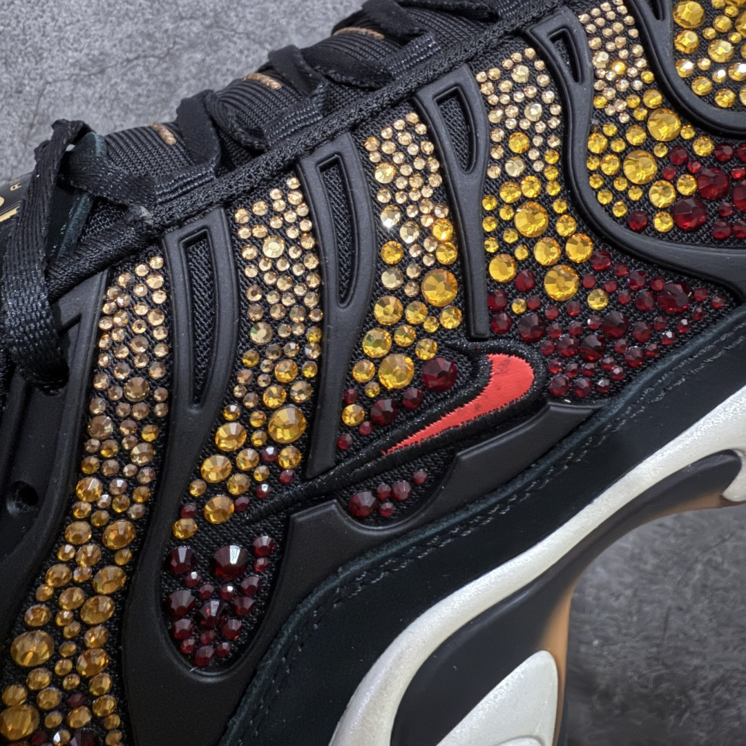 图片[4]-【Max纯原版】Swarovski/施华洛世奇 x Nike Air Max Plus 黑黄 TN气垫系列跑鞋 Swarovski x Air Max Plus施华洛世奇与Nike携手推出2款Air Max Plus联名配色，以黑色皮革打造\’Moonlight\’配色，标志性波浪叠层采用施华洛世奇水晶。鞋侧饰有一枚镶嵌水晶的大面积迷你 Swoosh，后跟配有 Tn Air 徽章 全新一比一高端版本 真正的市场T1品质 更多配色陆续出货 真正的用心研发 一点一点抠出来的 品质 品控细节 随便闭眼对比市场任何版本 全套原纸板楦头开发 完美呈现版型 工艺流程均与原鞋保持一致 Turned Air 中底缓震技术 鞋面弧度与大底弧度一致 鞋头正确TPU材质 鞋面高频TPU材质1.0厚度 原鞋一致层次感 超越公司货的品控标准 多道QC质检 货号：FZ9042-001 尺码：36 36.5 37.5 38 38.5 39 40 40.5 41 42 42.5 43 44 44.5 45 46-选品中心