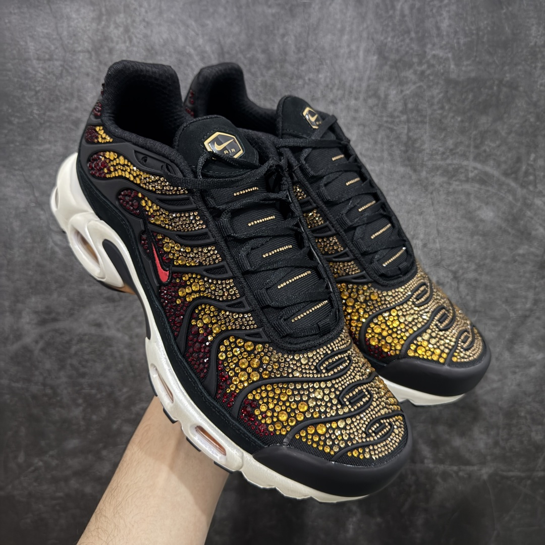 【Max纯原版】Swarovski/施华洛世奇 x Nike Air Max Plus 黑黄 TN气垫系列跑鞋 Swarovski x Air Max Plus施华洛世奇与Nike携手推出2款Air Max Plus联名配色，以黑色皮革打造\'Moonlight\'配色，标志性波浪叠层采用施华洛世奇水晶。鞋侧饰有一枚镶嵌水晶的大面积迷你 Swoosh，后跟配有 Tn Air 徽章 全新一比一高端版本 真正的市场T1品质 更多配色陆续出货 真正的用心研发 一点一点抠出来的 品质 品控细节 随便闭眼对比市场任何版本 全套原纸板楦头开发 完美呈现版型 工艺流程均与原鞋保持一致 Turned Air 中底缓震技术 鞋面弧度与大底弧度一致 鞋头正确TPU材质 鞋面高频TPU材质1.0厚度 原鞋一致层次感 超越公司货的品控标准 多道QC质检 货号：FZ9042-001 尺码：36 36.5 37.5 38 38.5 39 40 40.5 41 42 42.5 43 44 44.5 45 46-选品中心