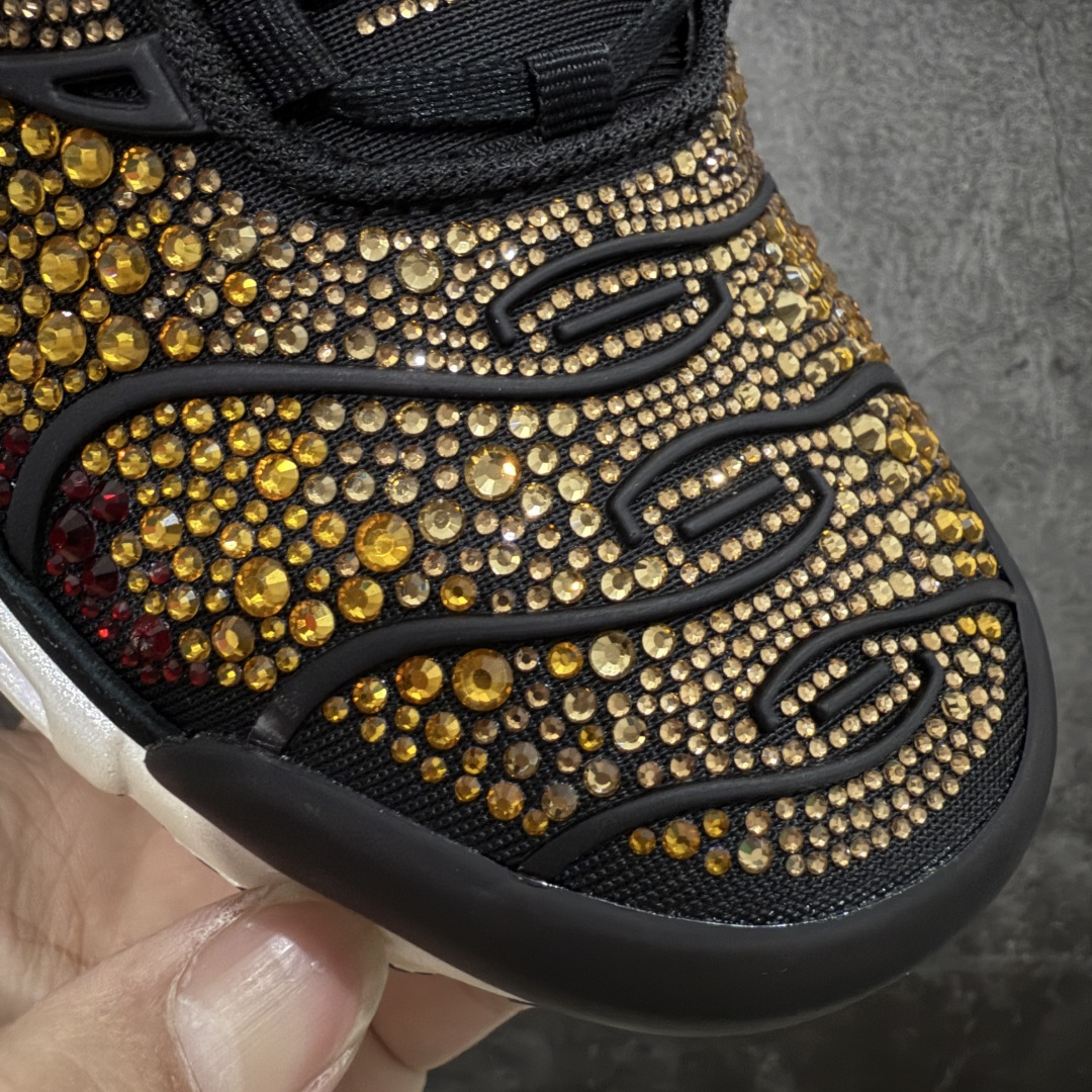 图片[5]-【Max纯原版】Swarovski/施华洛世奇 x Nike Air Max Plus 黑黄 TN气垫系列跑鞋 Swarovski x Air Max Plus施华洛世奇与Nike携手推出2款Air Max Plus联名配色，以黑色皮革打造\’Moonlight\’配色，标志性波浪叠层采用施华洛世奇水晶。鞋侧饰有一枚镶嵌水晶的大面积迷你 Swoosh，后跟配有 Tn Air 徽章 全新一比一高端版本 真正的市场T1品质 更多配色陆续出货 真正的用心研发 一点一点抠出来的 品质 品控细节 随便闭眼对比市场任何版本 全套原纸板楦头开发 完美呈现版型 工艺流程均与原鞋保持一致 Turned Air 中底缓震技术 鞋面弧度与大底弧度一致 鞋头正确TPU材质 鞋面高频TPU材质1.0厚度 原鞋一致层次感 超越公司货的品控标准 多道QC质检 货号：FZ9042-001 尺码：36 36.5 37.5 38 38.5 39 40 40.5 41 42 42.5 43 44 44.5 45 46-选品中心