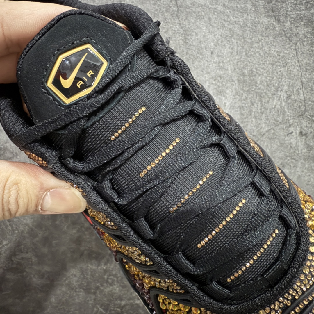 图片[6]-【Max纯原版】Swarovski/施华洛世奇 x Nike Air Max Plus 黑黄 TN气垫系列跑鞋 Swarovski x Air Max Plus施华洛世奇与Nike携手推出2款Air Max Plus联名配色，以黑色皮革打造\’Moonlight\’配色，标志性波浪叠层采用施华洛世奇水晶。鞋侧饰有一枚镶嵌水晶的大面积迷你 Swoosh，后跟配有 Tn Air 徽章 全新一比一高端版本 真正的市场T1品质 更多配色陆续出货 真正的用心研发 一点一点抠出来的 品质 品控细节 随便闭眼对比市场任何版本 全套原纸板楦头开发 完美呈现版型 工艺流程均与原鞋保持一致 Turned Air 中底缓震技术 鞋面弧度与大底弧度一致 鞋头正确TPU材质 鞋面高频TPU材质1.0厚度 原鞋一致层次感 超越公司货的品控标准 多道QC质检 货号：FZ9042-001 尺码：36 36.5 37.5 38 38.5 39 40 40.5 41 42 42.5 43 44 44.5 45 46-选品中心