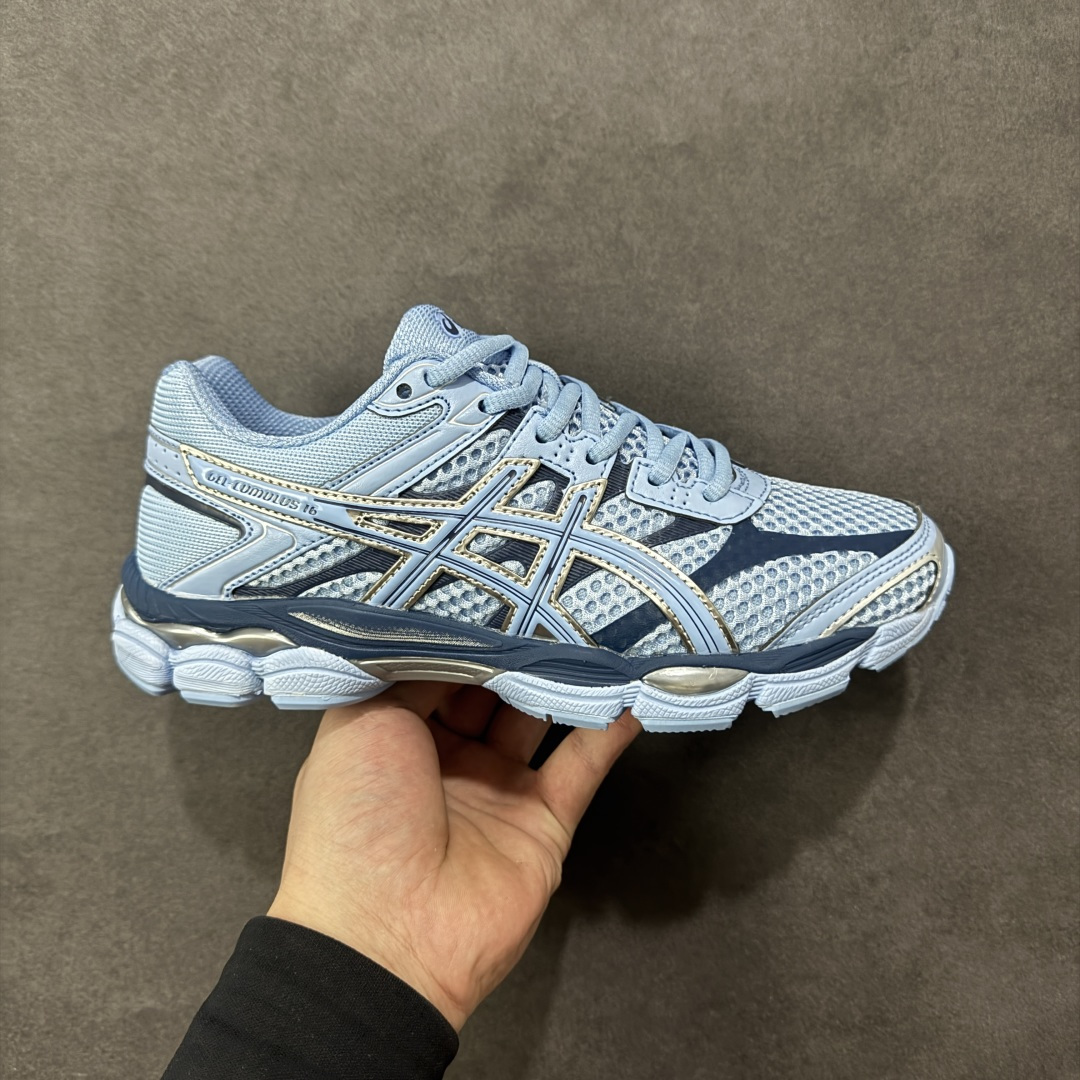 【公司级】Asics Gel-Cumulus 16 亚瑟士复古时尚缓震运动跑步鞋 鞋面采用无缝线工程网眼设计,全面升级的FF BLAST™ PLUS泡棉,更轻、更弹、更耐久。相比前代更轻盈鞋底采用了轻质发泡材料,并在后跟和前掌处采用了亚瑟士核心科技GEL缓震胶,赋予鞋款强大的缓冲性能,提供了更柔软舒适的穿着体验。AHAR® PLUS超耐磨橡胶大底,延长跑鞋使用寿命。 货号:1203A733-400 尺码:36 37 37.5 38 39 39.5 40 40.5 41.5 42 42.5 43.5 44 45 编码:AMB260270-选品中心