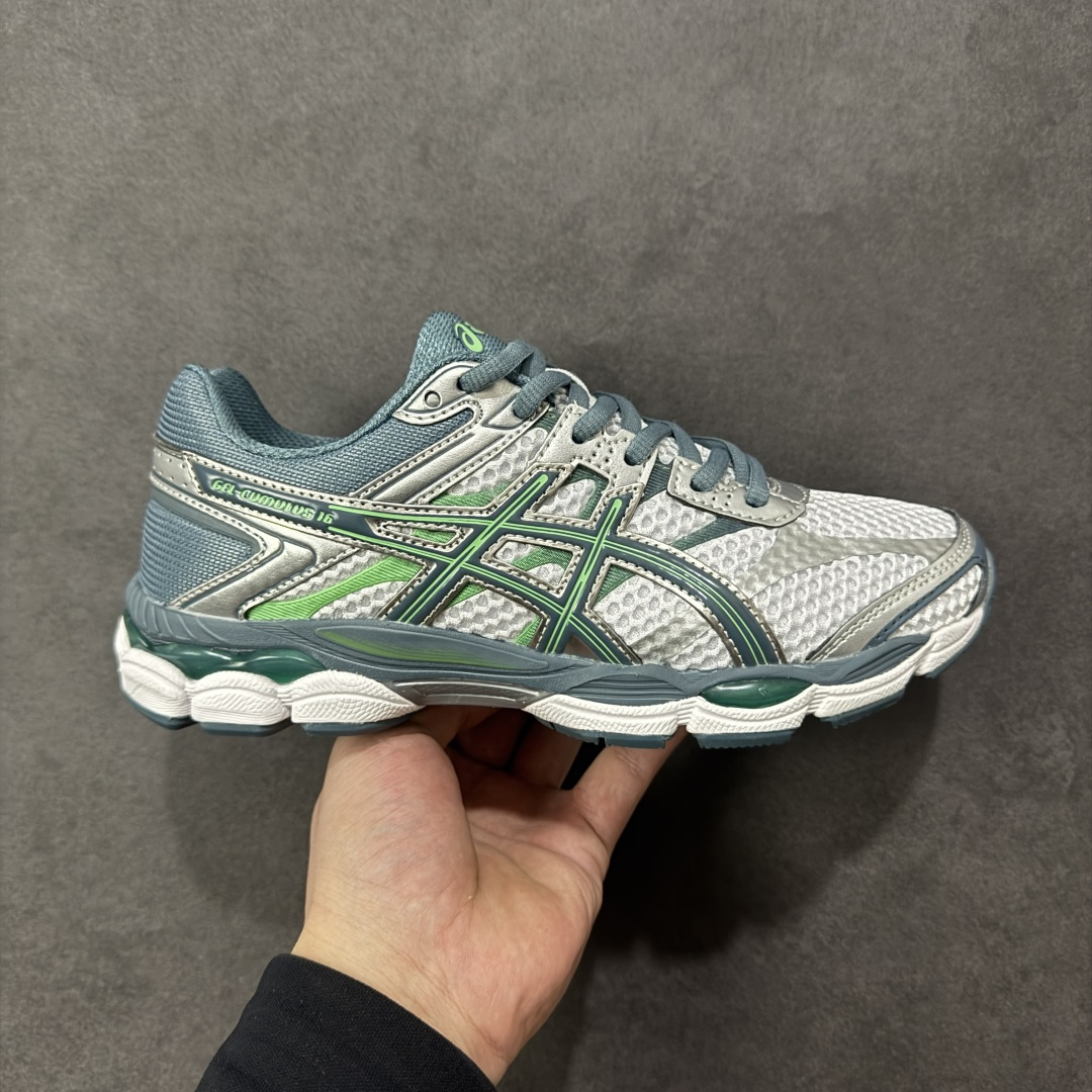 【公司级】Asics Gel-Cumulus 16 亚瑟士复古时尚缓震运动跑步鞋 鞋面采用无缝线工程网眼设计,全面升级的FF BLAST™ PLUS泡棉,更轻、更弹、更耐久。相比前代更轻盈鞋底采用了轻质发泡材料,并在后跟和前掌处采用了亚瑟士核心科技GEL缓震胶,赋予鞋款强大的缓冲性能,提供了更柔软舒适的穿着体验。AHAR® PLUS超耐磨橡胶大底,延长跑鞋使用寿命。 货号:1203A733-100 尺码:36 37 37.5 38 39 39.5 40 40.5 41.5 42 42.5 43.5 44 45 编码:AMB260270-选品中心