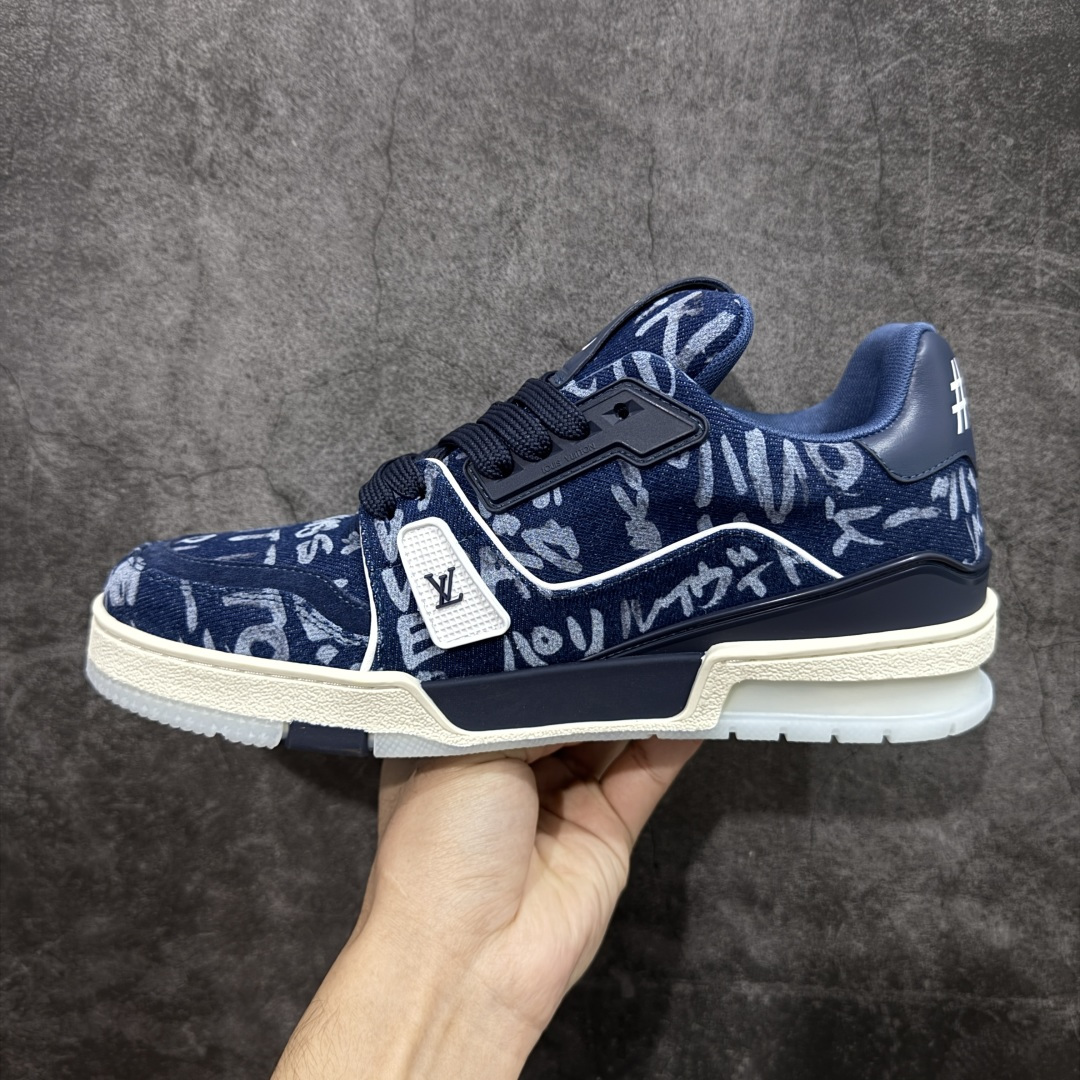 图片[2]-【莞产YS版本】Louis Vuitton Trainer lv时装走秀运动鞋 完美鞋型超高的清洁度 零毛边线头瑕疵 全套原楦原纸版原鞋开模 全网最具灵魂的版型 正确原装黄色鞋盒 正确中底印花 鞋面印花3D高频深度立体 全鞋电脑针车 紧密相连 针距密度一致 环保乳胶注塑鞋垫 厚度脚感还原原版 皮面裁剪部位 统一油边封口工艺 原装橡胶大底含胶量大底组合零偏差 专柜全套包装 防尘袋 说明书 质保卡 男女鞋 尺码： 38 39 40 41 42 43 44 45-选品中心
