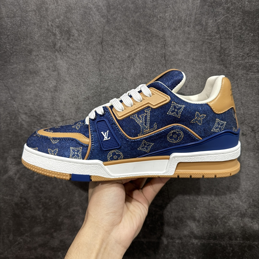 图片[2]-【莞产YS版本】Louis Vuitton Trainer lv时装走秀运动鞋 完美鞋型超高的清洁度 零毛边线头瑕疵 全套原楦原纸版原鞋开模 全网最具灵魂的版型 正确原装黄色鞋盒 正确中底印花 鞋面印花3D高频深度立体 全鞋电脑针车 紧密相连 针距密度一致 环保乳胶注塑鞋垫 厚度脚感还原原版 皮面裁剪部位 统一油边封口工艺 原装橡胶大底含胶量大底组合零偏差 专柜全套包装 防尘袋 说明书 质保卡 男女鞋 尺码： 38 39 40 41 42 43 44 45-选品中心