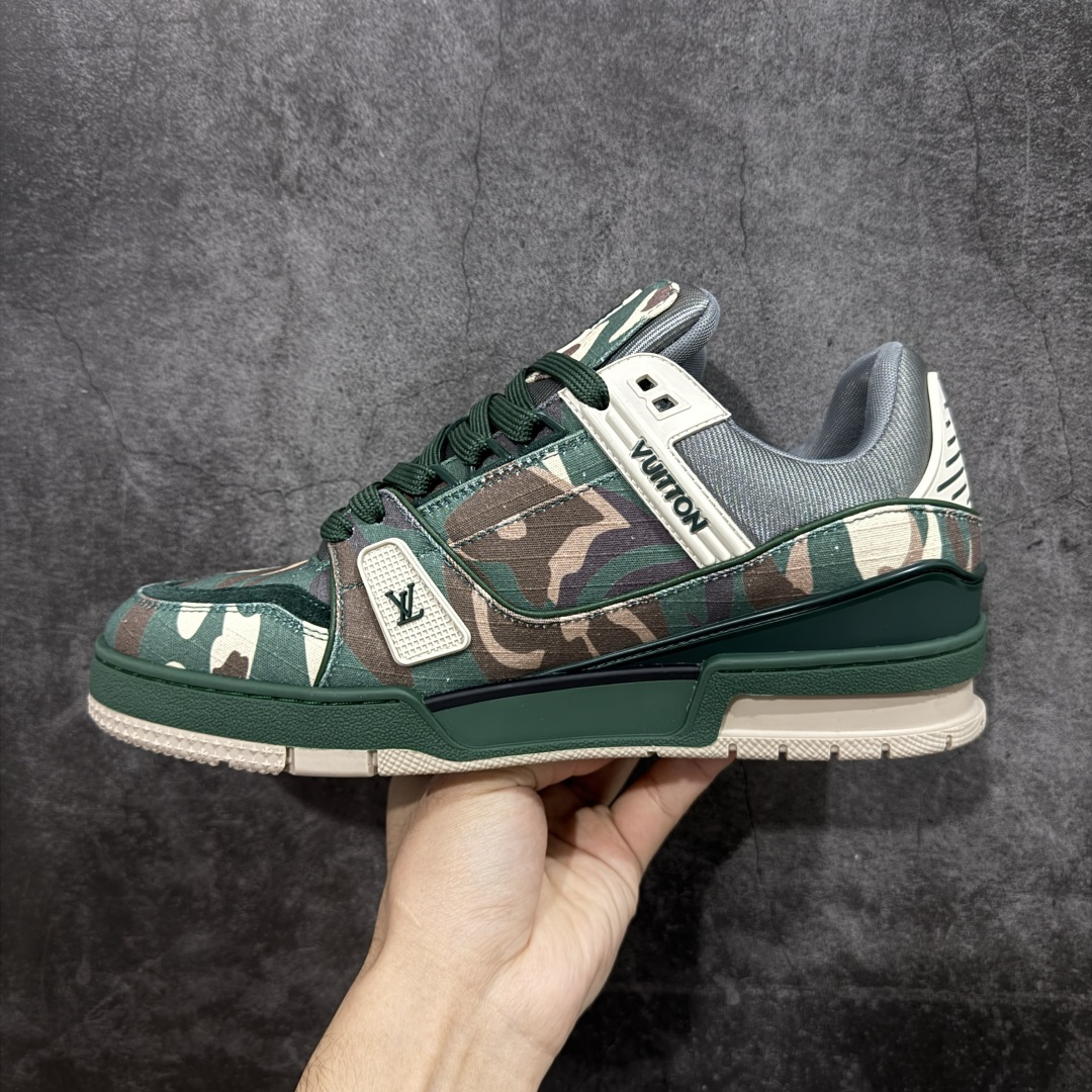 图片[2]-【莞产YS版本】Louis Vuitton Trainer lv时装走秀运动鞋 完美鞋型超高的清洁度 零毛边线头瑕疵 全套原楦原纸版原鞋开模 全网最具灵魂的版型 正确原装黄色鞋盒 正确中底印花 鞋面印花3D高频深度立体 全鞋电脑针车 紧密相连 针距密度一致 环保乳胶注塑鞋垫 厚度脚感还原原版 皮面裁剪部位 统一油边封口工艺 原装橡胶大底含胶量大底组合零偏差 专柜全套包装 防尘袋 说明书 质保卡 男女鞋 尺码： 38 39 40 41 42 43 44 45-选品中心