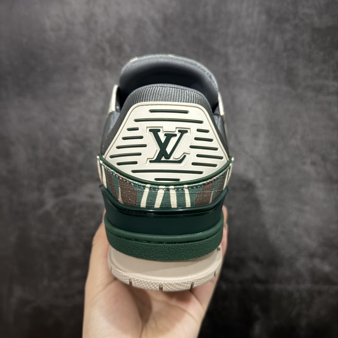 图片[4]-【莞产YS版本】Louis Vuitton Trainer lv时装走秀运动鞋 完美鞋型超高的清洁度 零毛边线头瑕疵 全套原楦原纸版原鞋开模 全网最具灵魂的版型 正确原装黄色鞋盒 正确中底印花 鞋面印花3D高频深度立体 全鞋电脑针车 紧密相连 针距密度一致 环保乳胶注塑鞋垫 厚度脚感还原原版 皮面裁剪部位 统一油边封口工艺 原装橡胶大底含胶量大底组合零偏差 专柜全套包装 防尘袋 说明书 质保卡 男女鞋 尺码： 38 39 40 41 42 43 44 45-选品中心