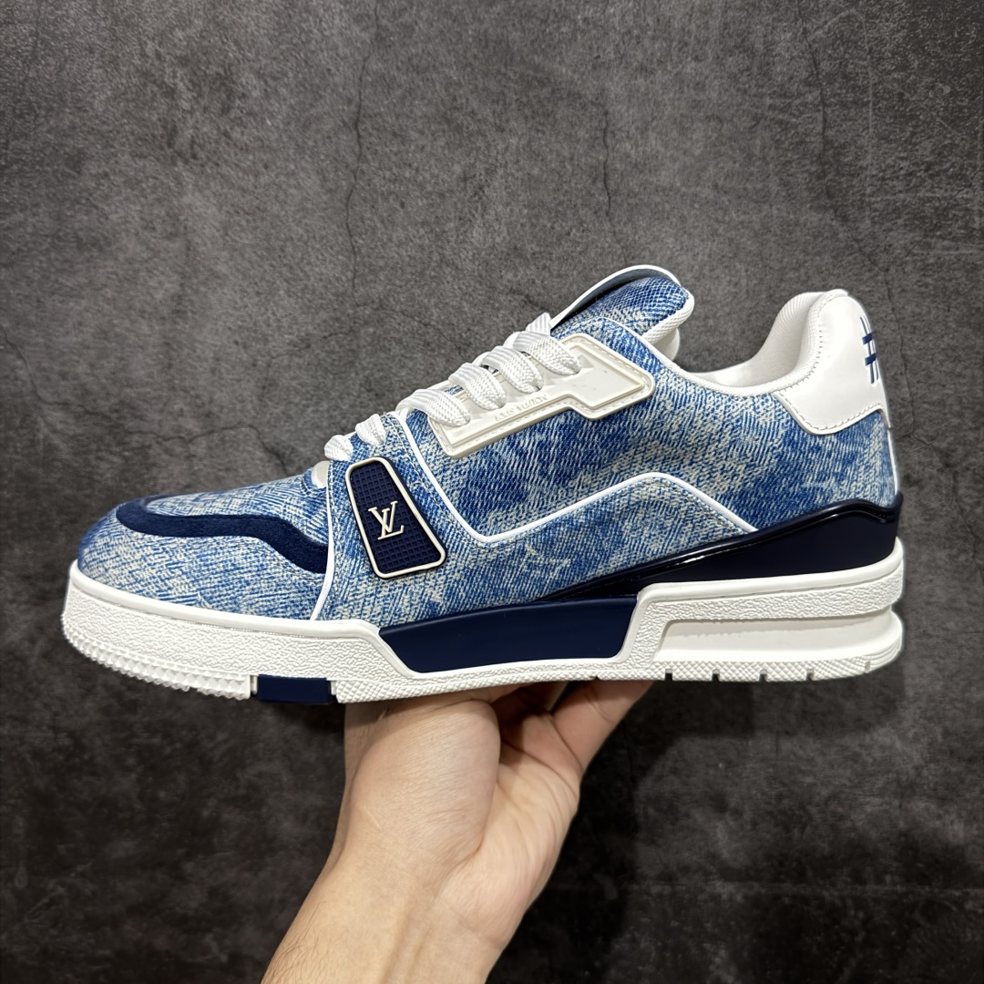 图片[2]-【莞产YS版本】Louis Vuitton Trainer lv时装走秀运动鞋 完美鞋型超高的清洁度 零毛边线头瑕疵 全套原楦原纸版原鞋开模 全网最具灵魂的版型 正确原装黄色鞋盒 正确中底印花 鞋面印花3D高频深度立体 全鞋电脑针车 紧密相连 针距密度一致 环保乳胶注塑鞋垫 厚度脚感还原原版 皮面裁剪部位 统一油边封口工艺 原装橡胶大底含胶量大底组合零偏差 专柜全套包装 防尘袋 说明书 质保卡 男女鞋 尺码： 38 39 40 41 42 43 44 45-选品中心