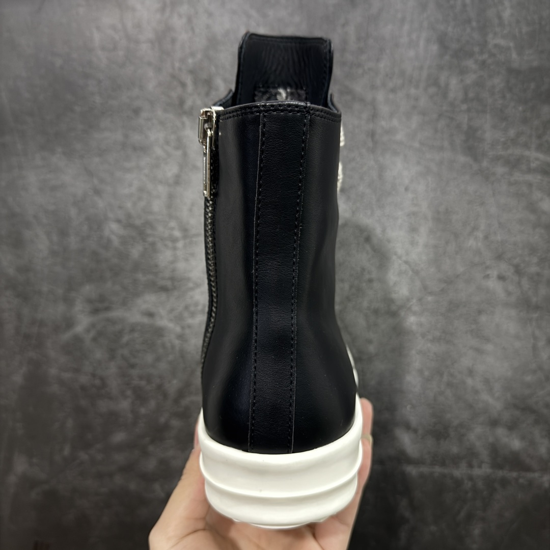 图片[4]-【莞产G版】RO / Rick Owens 瑞克·欧文斯 大匡威/西瓜头/薄底粗鞋带款，经典黑白熊猫配色！ 【皮料】 东莞原厂进口全新2024年新材质“摔纹粒面小牛皮” 【鞋带】 鞋带采用水染定织法工艺，高密度之下，透出光泽感！ 【拉链】 RO拉链定制logo刻字、拉顺感十足，无阻断感！ 【鞋头】奶白色小牛皮，软糯，轻轻按压有牛皮细细的纹理质感！ 【鞋舌】内里也是全牛皮，一整张牛皮切割，无拼皮、无边角料皮！ 【鞋底】TPU大底奶香味！硬度、肤感一比一！鞋底logo钢印清晰正确！ 【鞋垫】整张牛皮鞋垫 + 3层夹心泡棉材质（白+粉色），独家私人开模冲孔！ 【尺码】 ：36 37 38 39 40 41 42 43 44 45 46-选品中心