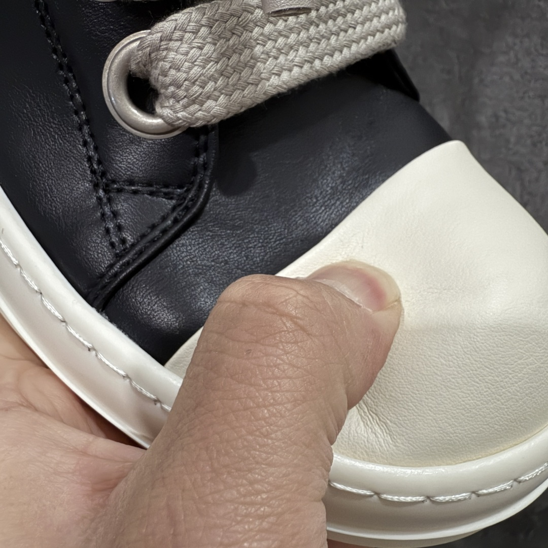 图片[4]-【莞产G版】RO / Rick Owens 瑞克·欧文斯 大匡威/西瓜头/薄底粗鞋带款，经典黑白熊猫配色！ 【皮料】 东莞原厂进口全新2024年新材质“摔纹粒面小牛皮” 【鞋带】 鞋带采用水染定织法工艺，高密度之下，透出光泽感！ 【拉链】 RO拉链定制logo刻字、拉顺感十足，无阻断感！ 【鞋头】奶白色小牛皮，软糯，轻轻按压有牛皮细细的纹理质感！ 【鞋舌】内里也是全牛皮，一整张牛皮切割，无拼皮、无边角料皮！ 【鞋底】TPU大底奶香味！硬度、肤感一比一！鞋底logo钢印清晰正确！ 【鞋垫】整张牛皮鞋垫 + 3层夹心泡棉材质（白+粉色），独家私人开模冲孔！ 【尺码】 ：36 37 38 39 40 41 42 43 44 45 46-选品中心