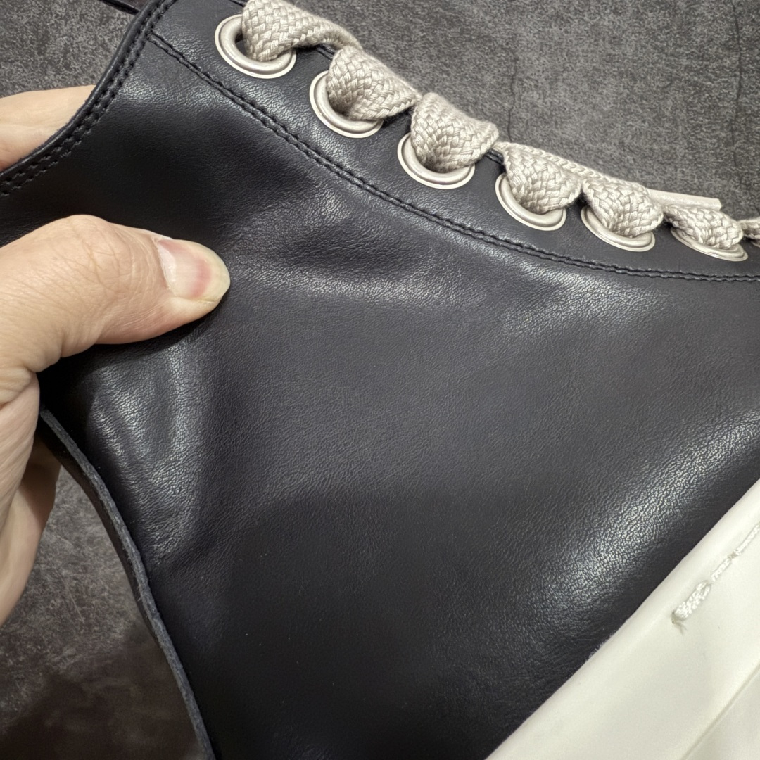 图片[3]-【莞产G版】RO / Rick Owens 瑞克·欧文斯 大匡威/西瓜头/薄底粗鞋带款，经典黑白熊猫配色！ 【皮料】 东莞原厂进口全新2024年新材质“摔纹粒面小牛皮” 【鞋带】 鞋带采用水染定织法工艺，高密度之下，透出光泽感！ 【拉链】 RO拉链定制logo刻字、拉顺感十足，无阻断感！ 【鞋头】奶白色小牛皮，软糯，轻轻按压有牛皮细细的纹理质感！ 【鞋舌】内里也是全牛皮，一整张牛皮切割，无拼皮、无边角料皮！ 【鞋底】TPU大底奶香味！硬度、肤感一比一！鞋底logo钢印清晰正确！ 【鞋垫】整张牛皮鞋垫 + 3层夹心泡棉材质（白+粉色），独家私人开模冲孔！ 【尺码】 ：36 37 38 39 40 41 42 43 44 45 46-选品中心