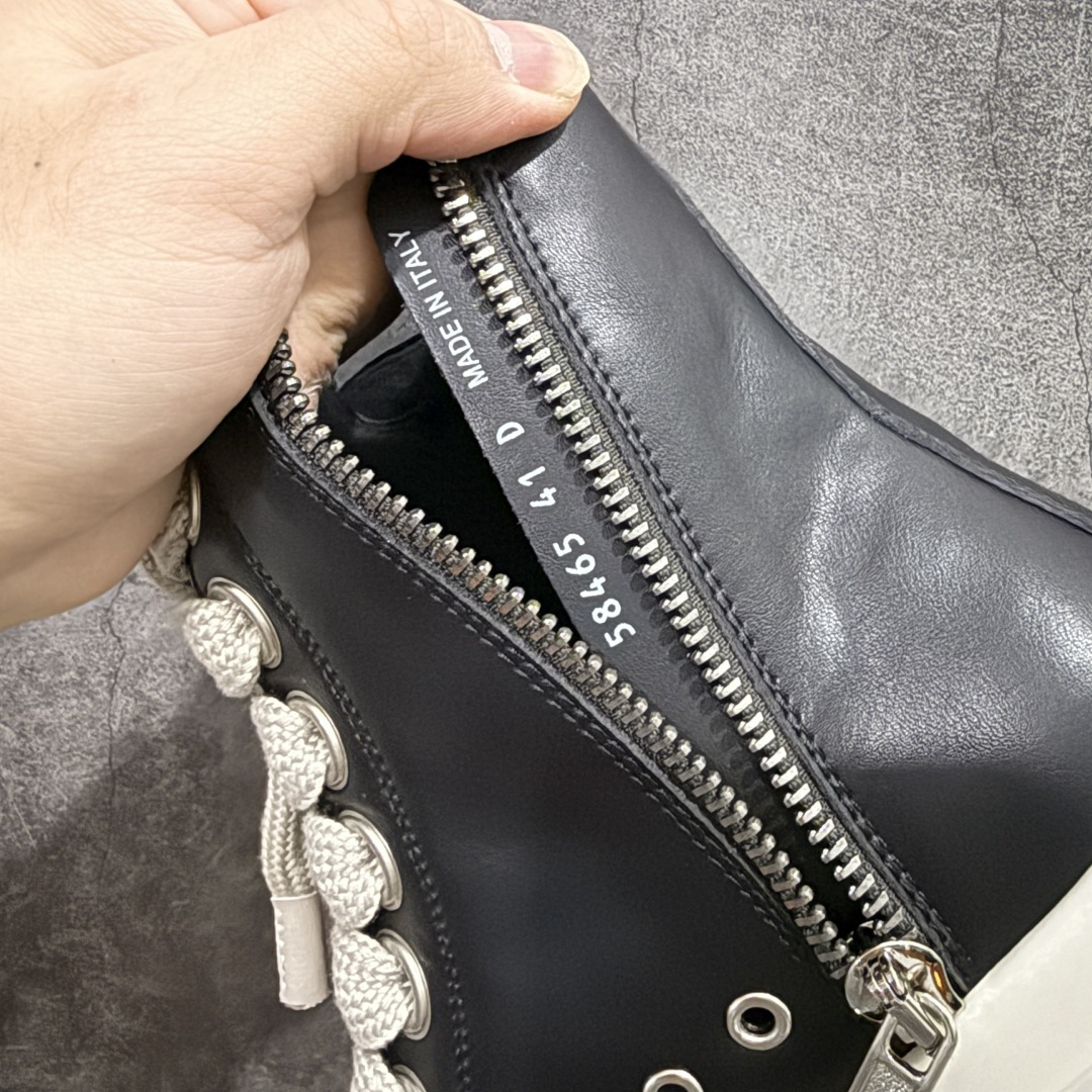 图片[8]-【莞产G版】RO / Rick Owens 瑞克·欧文斯 大匡威/西瓜头/薄底粗鞋带款，经典黑白熊猫配色！ 【皮料】 东莞原厂进口全新2024年新材质“摔纹粒面小牛皮” 【鞋带】 鞋带采用水染定织法工艺，高密度之下，透出光泽感！ 【拉链】 RO拉链定制logo刻字、拉顺感十足，无阻断感！ 【鞋头】奶白色小牛皮，软糯，轻轻按压有牛皮细细的纹理质感！ 【鞋舌】内里也是全牛皮，一整张牛皮切割，无拼皮、无边角料皮！ 【鞋底】TPU大底奶香味！硬度、肤感一比一！鞋底logo钢印清晰正确！ 【鞋垫】整张牛皮鞋垫 + 3层夹心泡棉材质（白+粉色），独家私人开模冲孔！ 【尺码】 ：36 37 38 39 40 41 42 43 44 45 46-选品中心