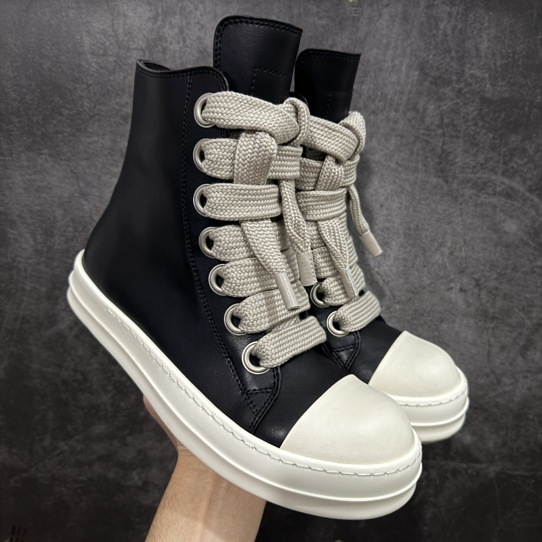 【莞产G版】RO / Rick Owens 瑞克·欧文斯 大匡威/西瓜头/薄底粗鞋带款，经典黑白熊猫配色！ 【皮料】 东莞原厂进口全新2024年新材质“摔纹粒面小牛皮” 【鞋带】 鞋带采用水染定织法工艺，高密度之下，透出光泽感！ 【拉链】 RO拉链定制logo刻字、拉顺感十足，无阻断感！ 【鞋头】奶白色小牛皮，软糯，轻轻按压有牛皮细细的纹理质感！ 【鞋舌】内里也是全牛皮，一整张牛皮切割，无拼皮、无边角料皮！ 【鞋底】TPU大底奶香味！硬度、肤感一比一！鞋底logo钢印清晰正确！ 【鞋垫】整张牛皮鞋垫 + 3层夹心泡棉材质（白+粉色），独家私人开模冲孔！ 【尺码】 ：36 37 38 39 40 41 42 43 44 45 46-选品中心