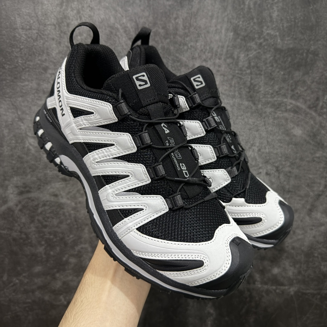 【w1版本】全新版本出货 纯原大厂出品 萨洛蒙 Salomon XA PRO 3D 户外轻便机能鞋 416174 纯原外贸平台特供订单 耗时半年巨作 全套原纸板楦头开发 原厂特供网布配套加持 确保原汁原味 完美呈现版型 原档数据独家私模五层组合大底 男女鞋同步官方开发至46.5 原装Ortholite轻量化鞋垫 中底布带钢印编号 原厂TPU锁扣 进口港宝加持 后跟自然饱满 还原公司包裹性 鞋面以“锯齿”状的包裹系统呈现 在基色底之下加入了各种色点缀 将公司的最新技术和时尚前卫的造型融入耐用的长跑款式中 鞋面由 TPU 薄膜制成 并焊接在高耐磨网眼上 使其既时尚又坚固 由 ACS底盘支撑 可增强稳定性和支撑力 以及由橡胶凸耳 Contragrip外底覆盖的 EVA 缓冲中底 旨在应对崎岖的地形 鞋舌上的彩色Salomon 标签、Quicklace 系统以及鞋头、鞋舌和鞋跟上的附加品牌使细节更加完美 让穿着者可以轻松驾驭户外与通勤下的任何运动生活场景 无缝鞋身户外随意纵横 颜值与脚感兼备 出街通勤 绝对非常吸睛 你值得拥有 尺码:36 36.5 37 38 38.5 39 40-选品中心