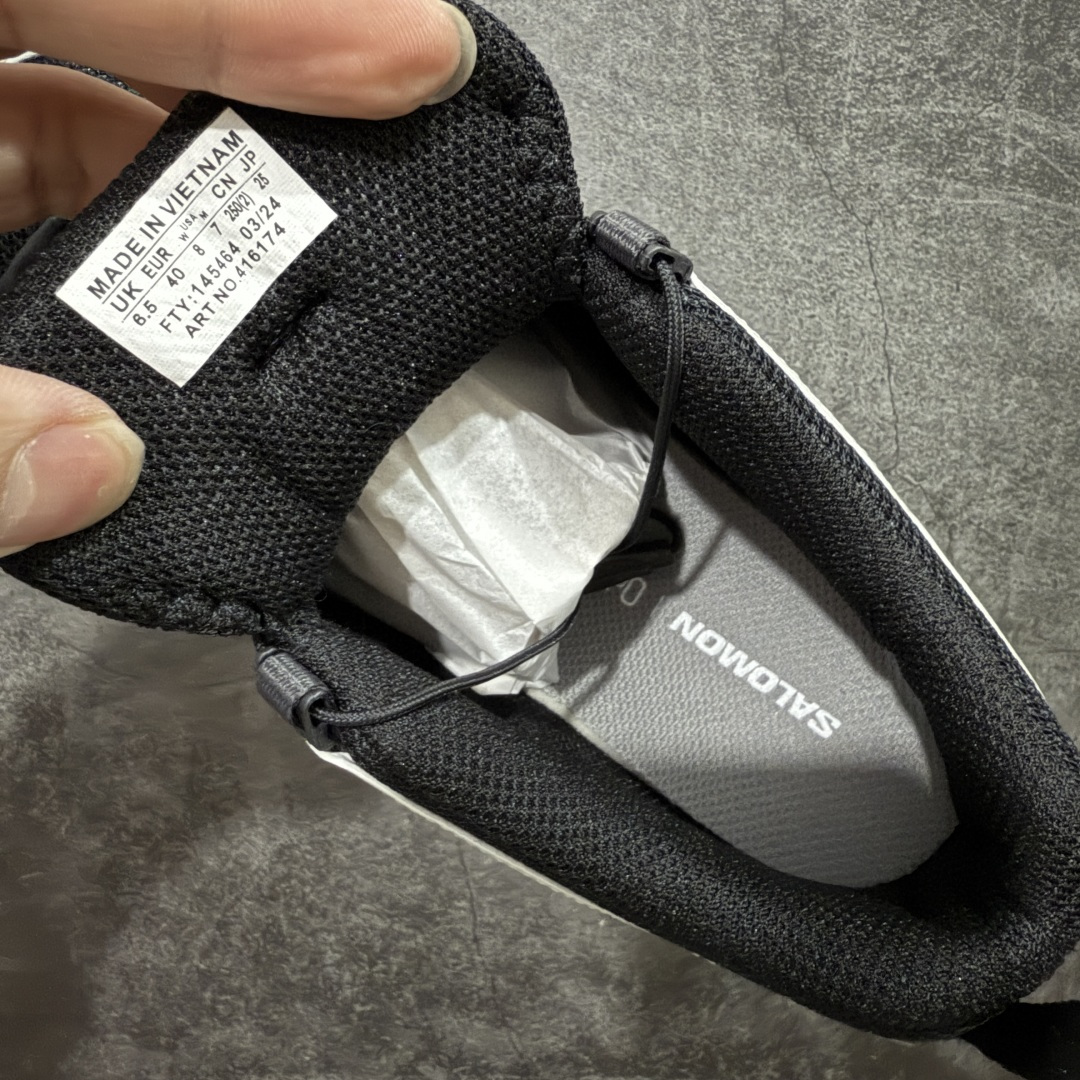 图片[7]-【w1版本】全新版本出货 纯原大厂出品 萨洛蒙 Salomon XA PRO 3D 户外轻便机能鞋 416174 纯原外贸平台特供订单 耗时半年巨作 全套原纸板楦头开发 原厂特供网布配套加持 确保原汁原味 完美呈现版型 原档数据独家私模五层组合大底 男女鞋同步官方开发至46.5 原装Ortholite轻量化鞋垫 中底布带钢印编号 原厂TPU锁扣 进口港宝加持 后跟自然饱满 还原公司包裹性 鞋面以“锯齿”状的包裹系统呈现 在基色底之下加入了各种色点缀 将公司的最新技术和时尚前卫的造型融入耐用的长跑款式中 鞋面由 TPU 薄膜制成 并焊接在高耐磨网眼上 使其既时尚又坚固 由 ACS底盘支撑 可增强稳定性和支撑力 以及由橡胶凸耳 Contragrip外底覆盖的 EVA 缓冲中底 旨在应对崎岖的地形 鞋舌上的彩色Salomon 标签、Quicklace 系统以及鞋头、鞋舌和鞋跟上的附加品牌使细节更加完美 让穿着者可以轻松驾驭户外与通勤下的任何运动生活场景 无缝鞋身户外随意纵横 颜值与脚感兼备 出街通勤 绝对非常吸睛 你值得拥有 尺码：36 36.5 37 38 38.5 39 40-选品中心