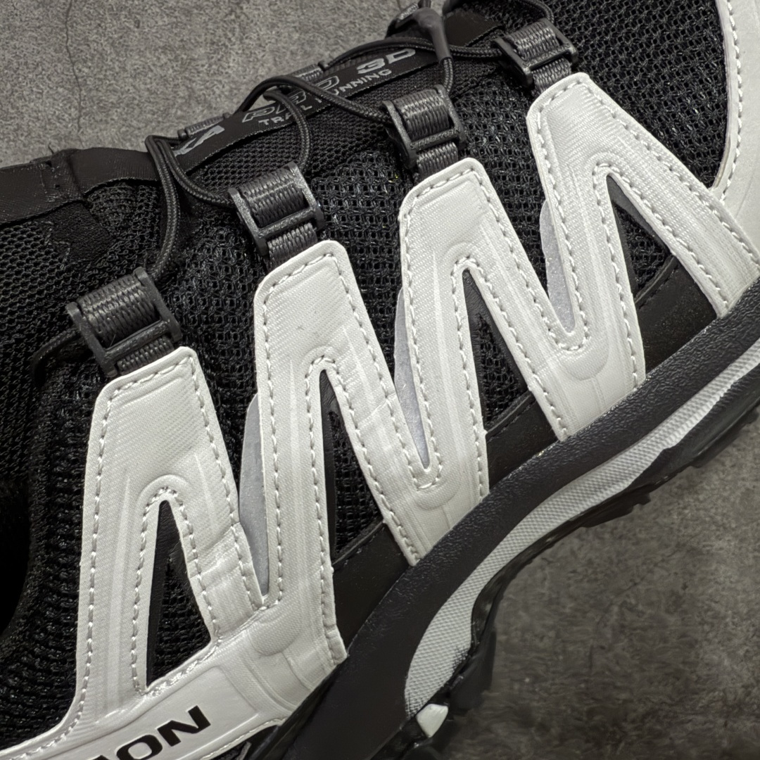 图片[4]-【w1版本】全新版本出货 纯原大厂出品 萨洛蒙 Salomon XA PRO 3D 户外轻便机能鞋 416174 纯原外贸平台特供订单 耗时半年巨作 全套原纸板楦头开发 原厂特供网布配套加持 确保原汁原味 完美呈现版型 原档数据独家私模五层组合大底 男女鞋同步官方开发至46.5 原装Ortholite轻量化鞋垫 中底布带钢印编号 原厂TPU锁扣 进口港宝加持 后跟自然饱满 还原公司包裹性 鞋面以“锯齿”状的包裹系统呈现 在基色底之下加入了各种色点缀 将公司的最新技术和时尚前卫的造型融入耐用的长跑款式中 鞋面由 TPU 薄膜制成 并焊接在高耐磨网眼上 使其既时尚又坚固 由 ACS底盘支撑 可增强稳定性和支撑力 以及由橡胶凸耳 Contragrip外底覆盖的 EVA 缓冲中底 旨在应对崎岖的地形 鞋舌上的彩色Salomon 标签、Quicklace 系统以及鞋头、鞋舌和鞋跟上的附加品牌使细节更加完美 让穿着者可以轻松驾驭户外与通勤下的任何运动生活场景 无缝鞋身户外随意纵横 颜值与脚感兼备 出街通勤 绝对非常吸睛 你值得拥有 尺码：36 36.5 37 38 38.5 39 40-选品中心