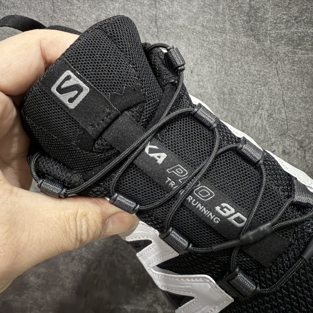 图片[6]-【w1版本】全新版本出货 纯原大厂出品 萨洛蒙 Salomon XA PRO 3D 户外轻便机能鞋 416174 纯原外贸平台特供订单 耗时半年巨作 全套原纸板楦头开发 原厂特供网布配套加持 确保原汁原味 完美呈现版型 原档数据独家私模五层组合大底 男女鞋同步官方开发至46.5 原装Ortholite轻量化鞋垫 中底布带钢印编号 原厂TPU锁扣 进口港宝加持 后跟自然饱满 还原公司包裹性 鞋面以“锯齿”状的包裹系统呈现 在基色底之下加入了各种色点缀 将公司的最新技术和时尚前卫的造型融入耐用的长跑款式中 鞋面由 TPU 薄膜制成 并焊接在高耐磨网眼上 使其既时尚又坚固 由 ACS底盘支撑 可增强稳定性和支撑力 以及由橡胶凸耳 Contragrip外底覆盖的 EVA 缓冲中底 旨在应对崎岖的地形 鞋舌上的彩色Salomon 标签、Quicklace 系统以及鞋头、鞋舌和鞋跟上的附加品牌使细节更加完美 让穿着者可以轻松驾驭户外与通勤下的任何运动生活场景 无缝鞋身户外随意纵横 颜值与脚感兼备 出街通勤 绝对非常吸睛 你值得拥有 尺码：36 36.5 37 38 38.5 39 40-选品中心