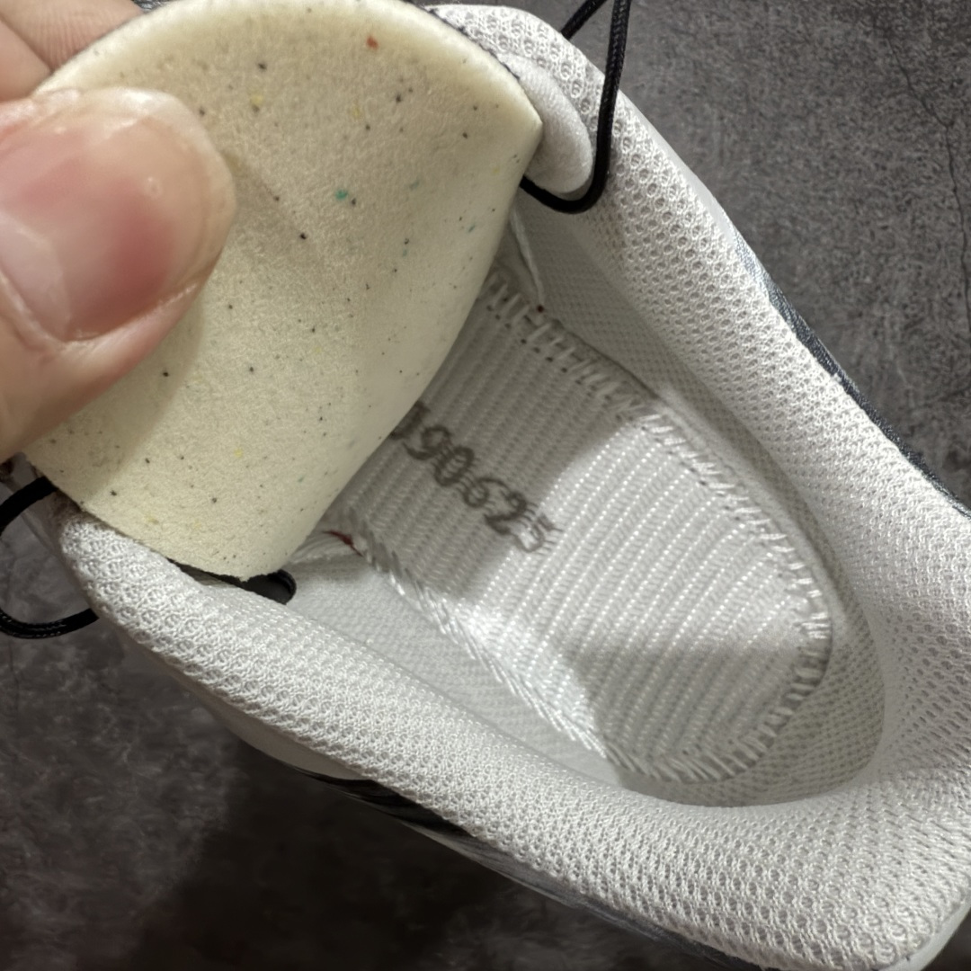 图片[7]-【巅峰版】 Salomon XT-6 Camo 萨洛蒙复古潮流户外机能登山跑鞋 478760 纯原外贸平台特供订单 耗时半年巨作 全套原纸板楦头开发 原厂特供网布配套加持 确保原汁原味 完美呈现版型 原档数据独家私模五层组合大底 原装Ortholite轻量化鞋垫 中底布带钢印编号 原厂TPU锁扣 进口港宝加持 后跟自然饱满 还原公司包裹性 鞋面以“锯齿”状的包裹系统呈现 在基色底之下加入了各种色点缀 将公司的最新技术和时尚前卫的造型融入耐用的长跑款式中 鞋面由 TPU 薄膜制成 并焊接在高耐磨网眼上 使其既时尚又坚固 由 ACS底盘支撑 可增强稳定性和支撑力 以及由橡胶凸耳 Contragrip外底覆盖的 EVA 缓冲中底 旨在应对崎岖的地形 鞋舌上的彩色Salomon 标签、Quicklace 系统以及鞋头、鞋舌和鞋跟上的附加品牌使细节更加完美 让穿着者可以轻松驾驭户外与通勤下的任何运动生活场景 无缝鞋身户外随意纵横 颜值与脚感兼备 出街通勤 绝对非常吸睛 你值得拥有 尺码：36 36.5 37.5 38 38.5 39 40 40.5 41 42 42.5 43 44 44.5 45-选品中心