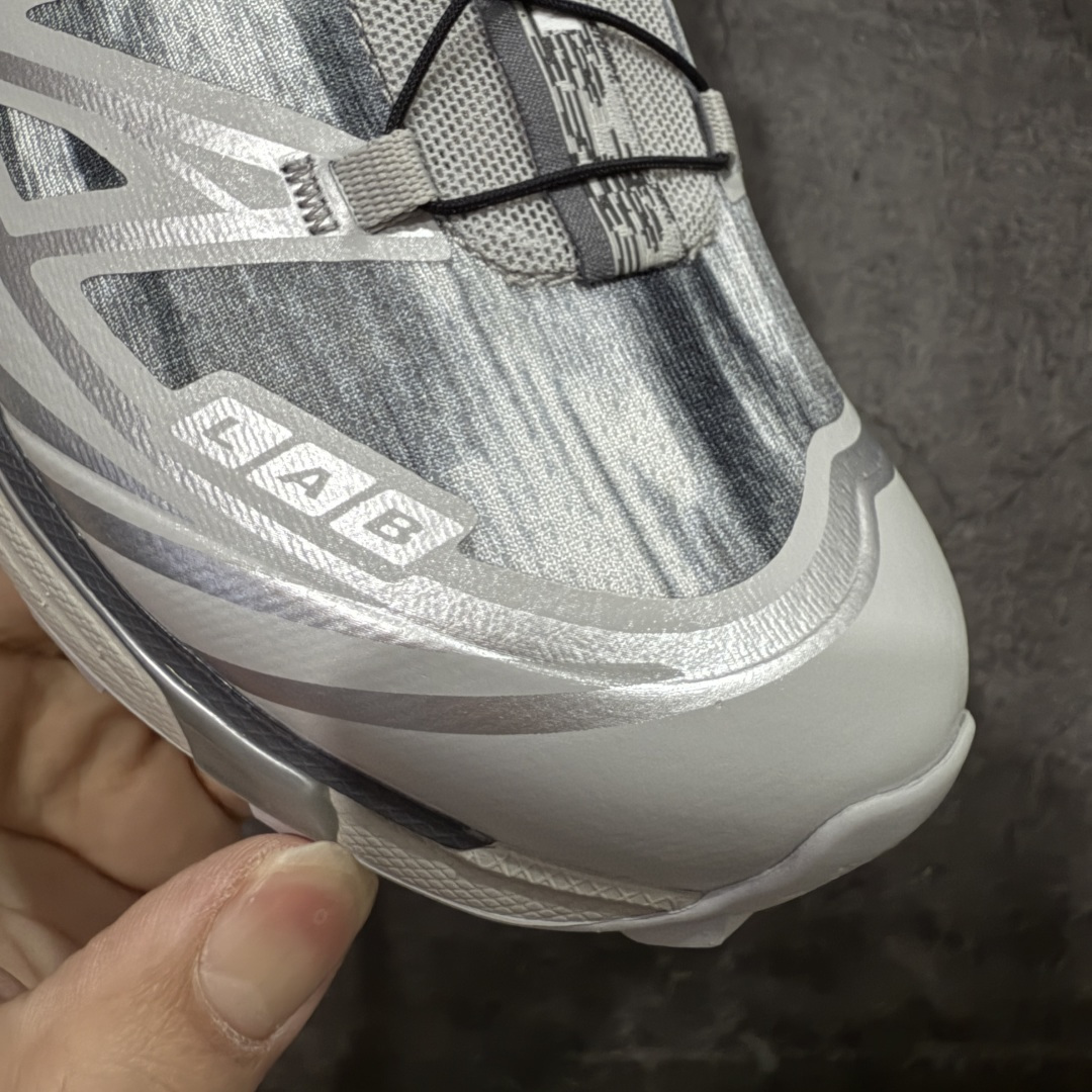 图片[4]-【巅峰版】 Salomon XT-6 Camo 萨洛蒙复古潮流户外机能登山跑鞋 478760 纯原外贸平台特供订单 耗时半年巨作 全套原纸板楦头开发 原厂特供网布配套加持 确保原汁原味 完美呈现版型 原档数据独家私模五层组合大底 原装Ortholite轻量化鞋垫 中底布带钢印编号 原厂TPU锁扣 进口港宝加持 后跟自然饱满 还原公司包裹性 鞋面以“锯齿”状的包裹系统呈现 在基色底之下加入了各种色点缀 将公司的最新技术和时尚前卫的造型融入耐用的长跑款式中 鞋面由 TPU 薄膜制成 并焊接在高耐磨网眼上 使其既时尚又坚固 由 ACS底盘支撑 可增强稳定性和支撑力 以及由橡胶凸耳 Contragrip外底覆盖的 EVA 缓冲中底 旨在应对崎岖的地形 鞋舌上的彩色Salomon 标签、Quicklace 系统以及鞋头、鞋舌和鞋跟上的附加品牌使细节更加完美 让穿着者可以轻松驾驭户外与通勤下的任何运动生活场景 无缝鞋身户外随意纵横 颜值与脚感兼备 出街通勤 绝对非常吸睛 你值得拥有 尺码：36 36.5 37.5 38 38.5 39 40 40.5 41 42 42.5 43 44 44.5 45-选品中心