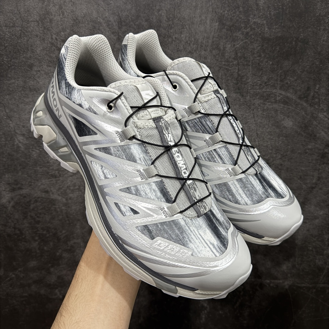 【巅峰版】 Salomon XT-6 Camo 萨洛蒙复古潮流户外机能登山跑鞋 478760 纯原外贸平台特供订单 耗时半年巨作 全套原纸板楦头开发 原厂特供网布配套加持 确保原汁原味 完美呈现版型 原档数据独家私模五层组合大底 原装Ortholite轻量化鞋垫 中底布带钢印编号 原厂TPU锁扣 进口港宝加持 后跟自然饱满 还原公司包裹性 鞋面以“锯齿”状的包裹系统呈现 在基色底之下加入了各种色点缀 将公司的最新技术和时尚前卫的造型融入耐用的长跑款式中 鞋面由 TPU 薄膜制成 并焊接在高耐磨网眼上 使其既时尚又坚固 由 ACS底盘支撑 可增强稳定性和支撑力 以及由橡胶凸耳 Contragrip外底覆盖的 EVA 缓冲中底 旨在应对崎岖的地形 鞋舌上的彩色Salomon 标签、Quicklace 系统以及鞋头、鞋舌和鞋跟上的附加品牌使细节更加完美 让穿着者可以轻松驾驭户外与通勤下的任何运动生活场景 无缝鞋身户外随意纵横 颜值与脚感兼备 出街通勤 绝对非常吸睛 你值得拥有 尺码:36 36.5 37.5 38 38.5 39 40 40.5 41 42 42.5 43 44 44.5 45-选品中心