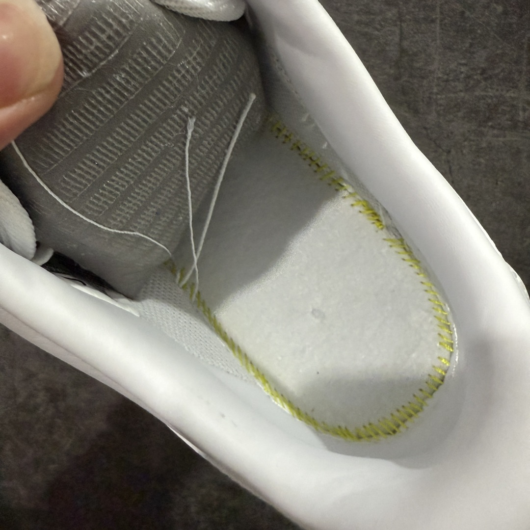 图片[7]-【XE纯原】NOCTA×Nike Air Force 1 Low certified lover boy 经典 Drake联名 低帮空军一号休闲板鞋 CZ8065-100 完美品质 完美版型 超高清洁度 完全吊打市场所有同价位上下版本 偏软质头层皮料 完美鞋型 钩子裁边清洁度无敌！ 针车走线图片放大看相当整齐，鞋带口冲孔与鞋头冲孔非常圆润干净 无任何毛边，正确做旧鞋带金属铁片，中底走线 鞋垫刷胶 大底含气垫都是基本操作！全码可接！ 尺码：36-46-选品中心