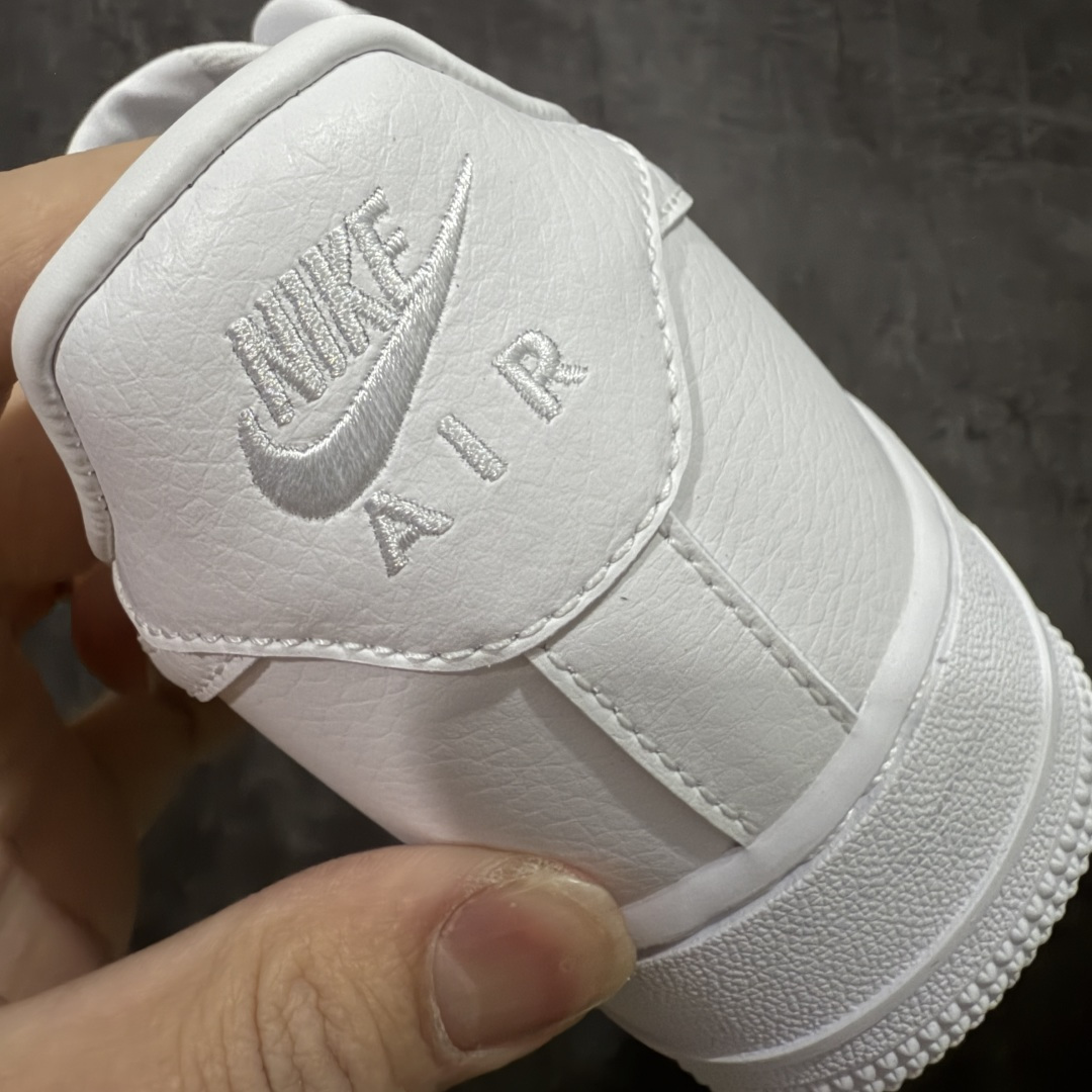 图片[2]-【XE纯原】NOCTA×Nike Air Force 1 Low certified lover boy 经典 Drake联名 低帮空军一号休闲板鞋 CZ8065-100 完美品质 完美版型 超高清洁度 完全吊打市场所有同价位上下版本 偏软质头层皮料 完美鞋型 钩子裁边清洁度无敌！ 针车走线图片放大看相当整齐，鞋带口冲孔与鞋头冲孔非常圆润干净 无任何毛边，正确做旧鞋带金属铁片，中底走线 鞋垫刷胶 大底含气垫都是基本操作！全码可接！ 尺码：36-46-选品中心