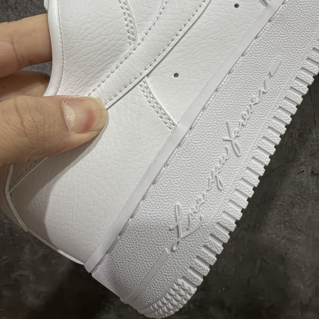 图片[3]-【XE纯原】NOCTA×Nike Air Force 1 Low certified lover boy 经典 Drake联名 低帮空军一号休闲板鞋 CZ8065-100 完美品质 完美版型 超高清洁度 完全吊打市场所有同价位上下版本 偏软质头层皮料 完美鞋型 钩子裁边清洁度无敌！ 针车走线图片放大看相当整齐，鞋带口冲孔与鞋头冲孔非常圆润干净 无任何毛边，正确做旧鞋带金属铁片，中底走线 鞋垫刷胶 大底含气垫都是基本操作！全码可接！ 尺码：36-46-选品中心