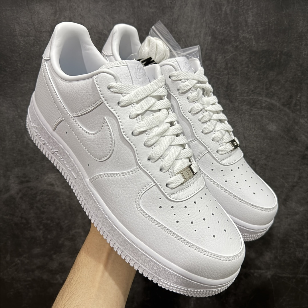 【XE纯原】NOCTA×Nike Air Force 1 Low certified lover boy 经典 Drake联名 低帮空军一号休闲板鞋 CZ8065-100 完美品质 完美版型 超高清洁度 完全吊打市场所有同价位上下版本 偏软质头层皮料 完美鞋型 钩子裁边清洁度无敌! 针车走线图片放大看相当整齐,鞋带口冲孔与鞋头冲孔非常圆润干净 无任何毛边,正确做旧鞋带金属铁片,中底走线 鞋垫刷胶 大底含气垫都是基本操作!全码可接! 尺码:36-46-选品中心