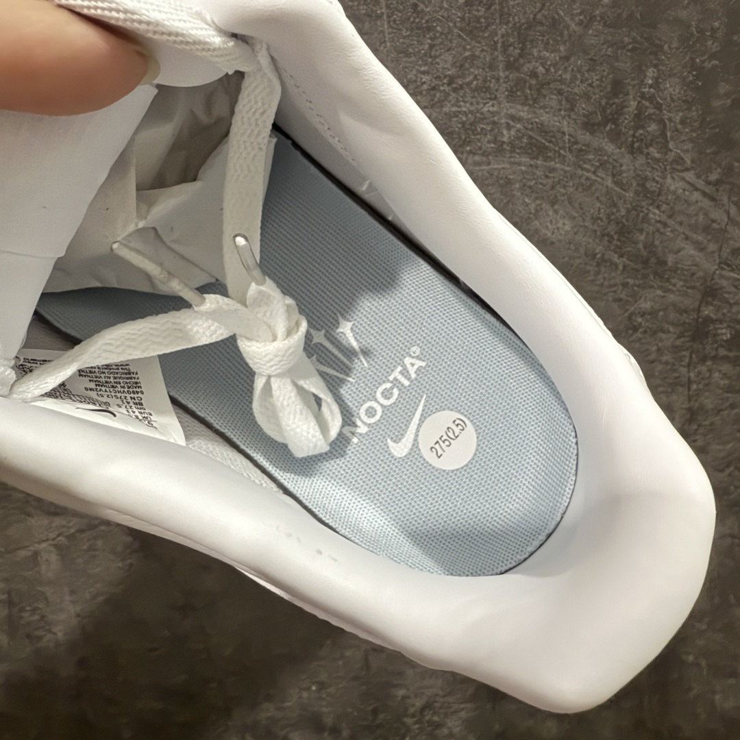 图片[6]-【XE纯原】NOCTA×Nike Air Force 1 Low certified lover boy 经典 Drake联名 低帮空军一号休闲板鞋 CZ8065-100 完美品质 完美版型 超高清洁度 完全吊打市场所有同价位上下版本 偏软质头层皮料 完美鞋型 钩子裁边清洁度无敌！ 针车走线图片放大看相当整齐，鞋带口冲孔与鞋头冲孔非常圆润干净 无任何毛边，正确做旧鞋带金属铁片，中底走线 鞋垫刷胶 大底含气垫都是基本操作！全码可接！ 尺码：36-46-选品中心