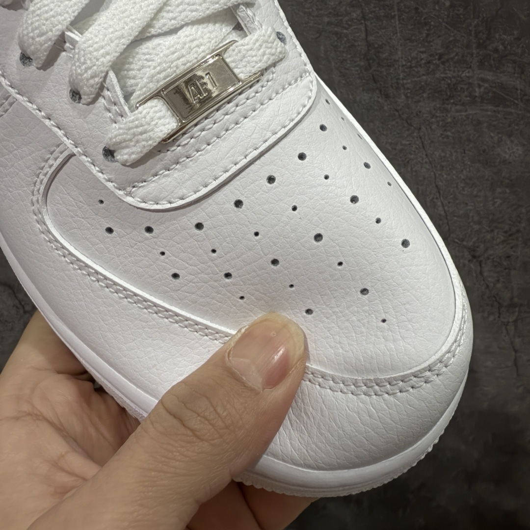 图片[5]-【XE纯原】NOCTA×Nike Air Force 1 Low certified lover boy 经典 Drake联名 低帮空军一号休闲板鞋 CZ8065-100 完美品质 完美版型 超高清洁度 完全吊打市场所有同价位上下版本 偏软质头层皮料 完美鞋型 钩子裁边清洁度无敌！ 针车走线图片放大看相当整齐，鞋带口冲孔与鞋头冲孔非常圆润干净 无任何毛边，正确做旧鞋带金属铁片，中底走线 鞋垫刷胶 大底含气垫都是基本操作！全码可接！ 尺码：36-46-选品中心