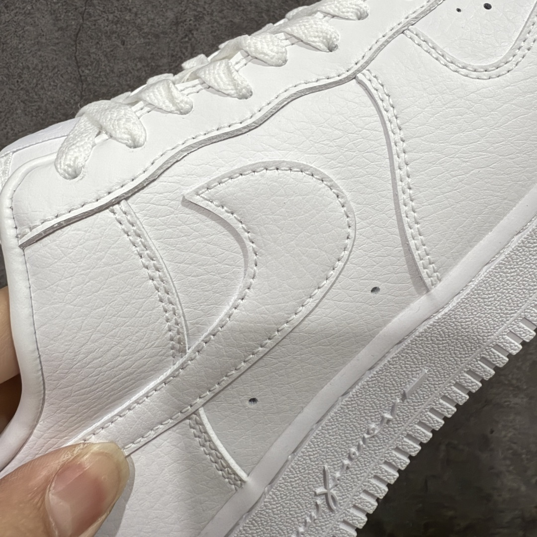 图片[4]-【XE纯原】NOCTA×Nike Air Force 1 Low certified lover boy 经典 Drake联名 低帮空军一号休闲板鞋 CZ8065-100 完美品质 完美版型 超高清洁度 完全吊打市场所有同价位上下版本 偏软质头层皮料 完美鞋型 钩子裁边清洁度无敌！ 针车走线图片放大看相当整齐，鞋带口冲孔与鞋头冲孔非常圆润干净 无任何毛边，正确做旧鞋带金属铁片，中底走线 鞋垫刷胶 大底含气垫都是基本操作！全码可接！ 尺码：36-46-选品中心